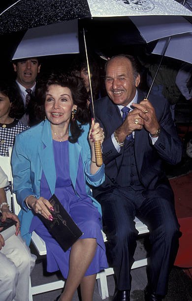 Annette Funicello und Glen Holt besuchen die Disney Legends Awards Gala in den Disney Studios in Burbank, Kalifornien am 21. Oktober 1992. | Quelle: Getty Images