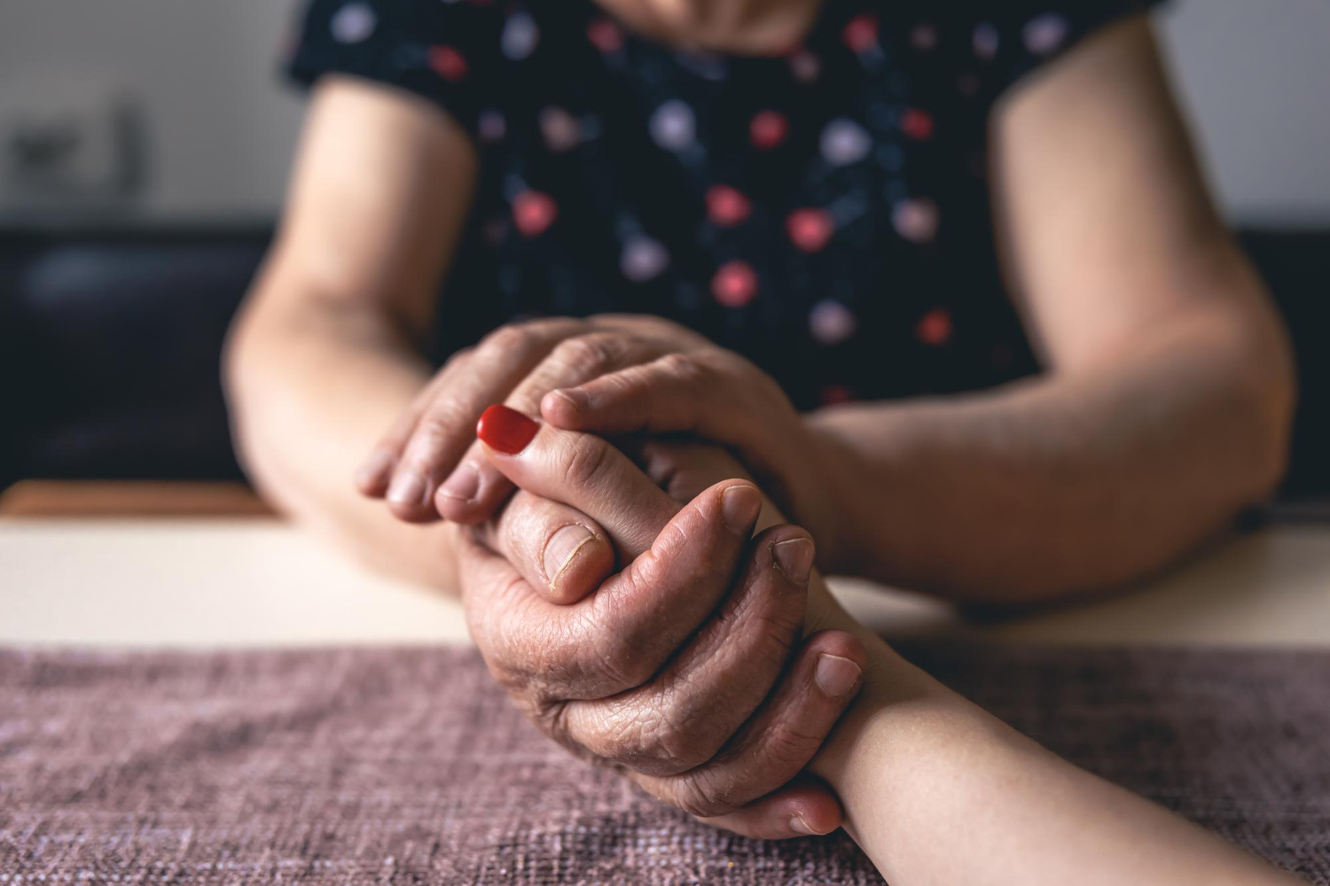Eine ältere Frau hält die Hand einer jungen Dame | Quelle: Freepik