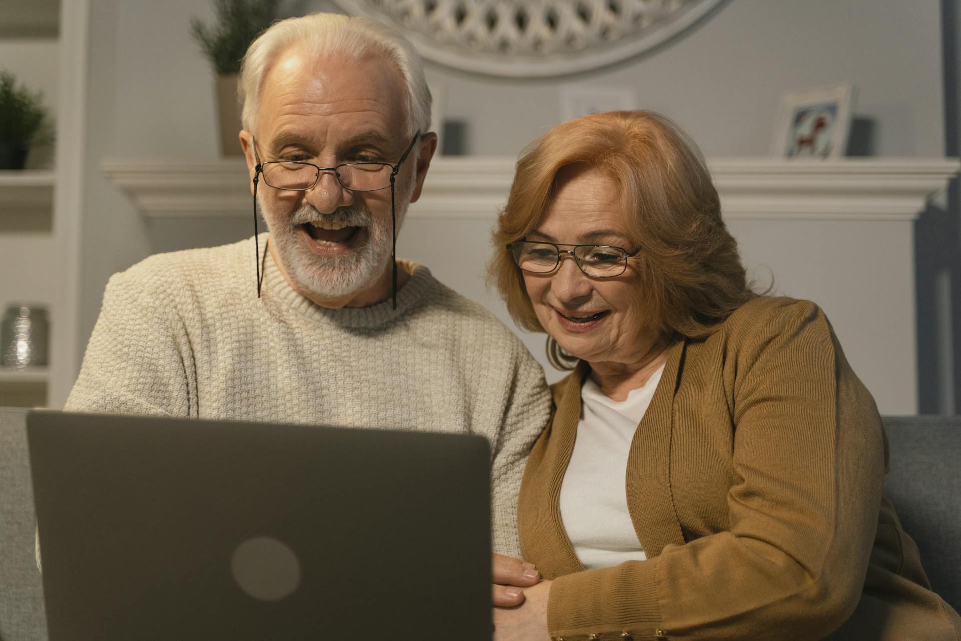 Ein älteres Paar starrt auf den Laptop-Bildschirm | Quelle: Pexels