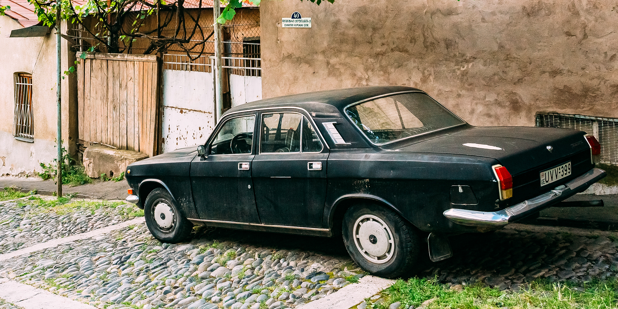 Ein altes Auto, das draußen geparkt ist | Quelle: Shutterstock