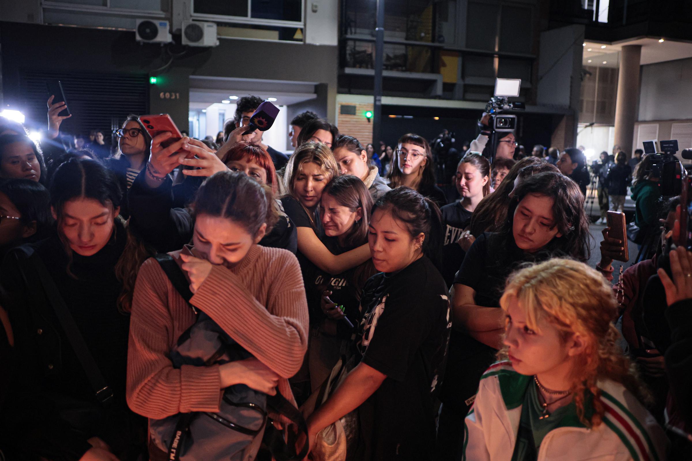 Fans von Liam Payne versammelten sich vor dem Hotel, um die Lieder der Band zu singen und eine Kerze auf einem improvisierten Altar zu hinterlassen, nachdem der britische Musiker Liam James Payne am 16. Oktober 2024 in Buenos Aires, Argentinien, gestorben war | Quelle: Getty Images