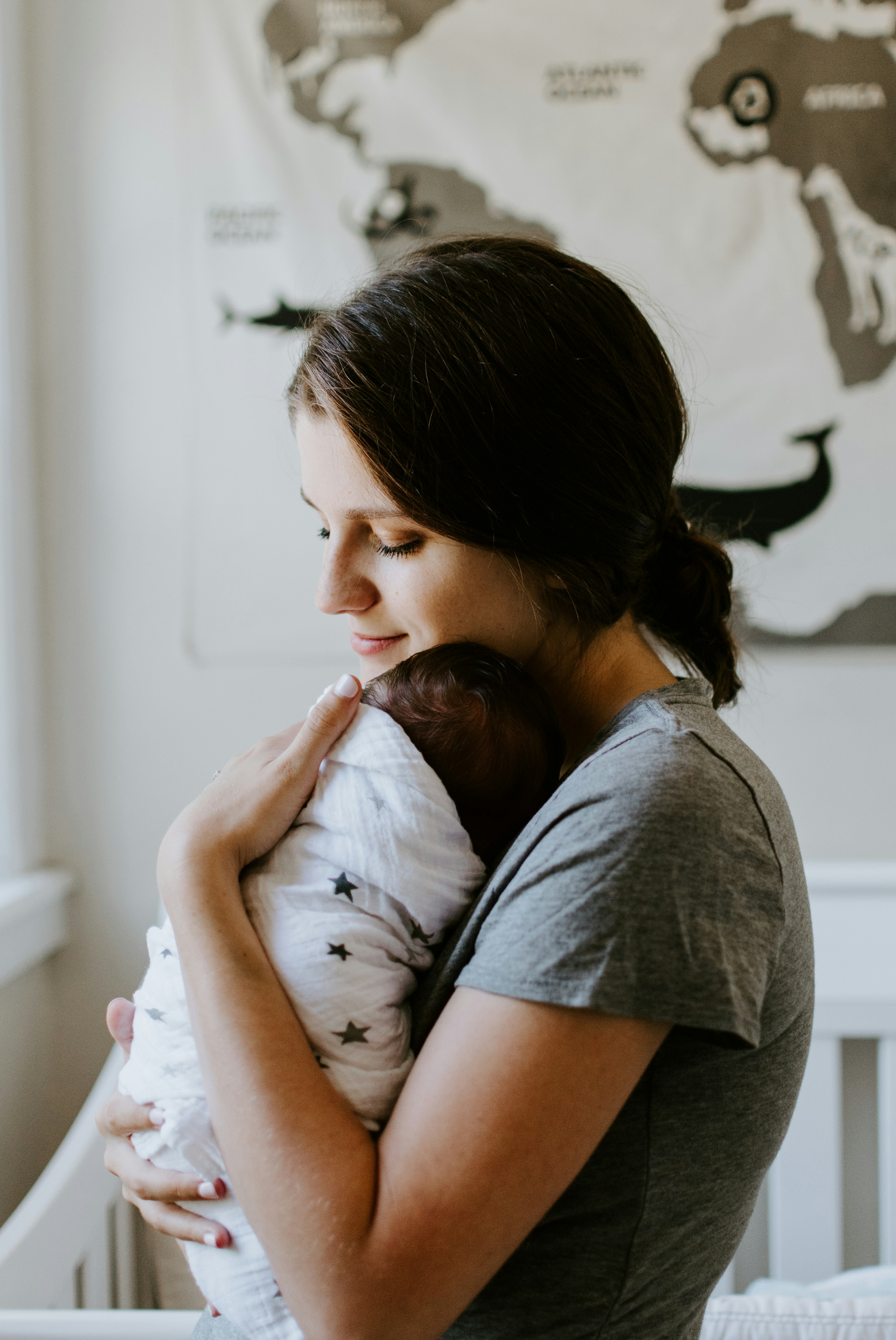 Eine Frau mit einem Neugeborenen | Quelle: Unsplash