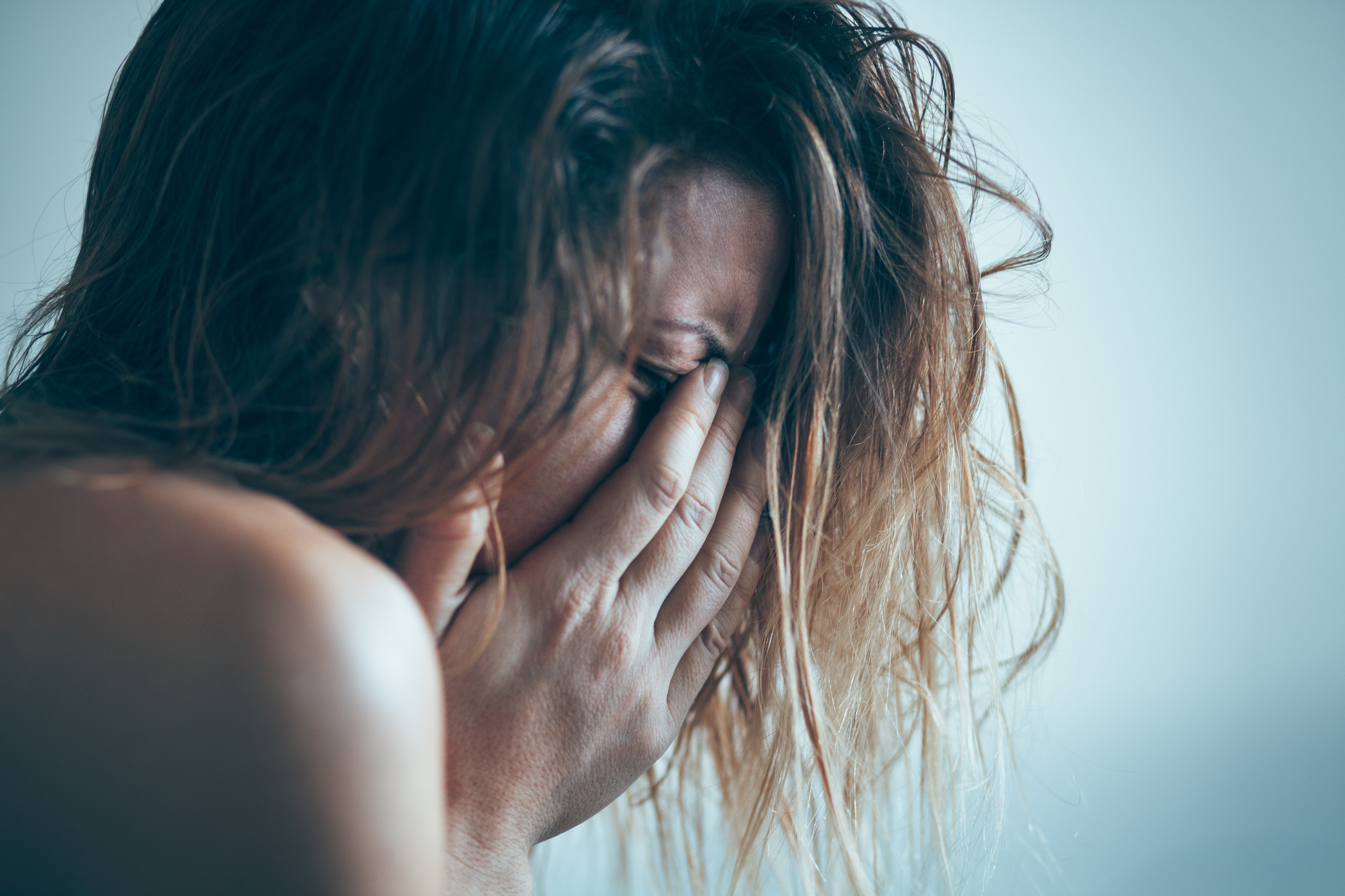 Junge Frau traurig und weinend | Quelle: Shutterstock