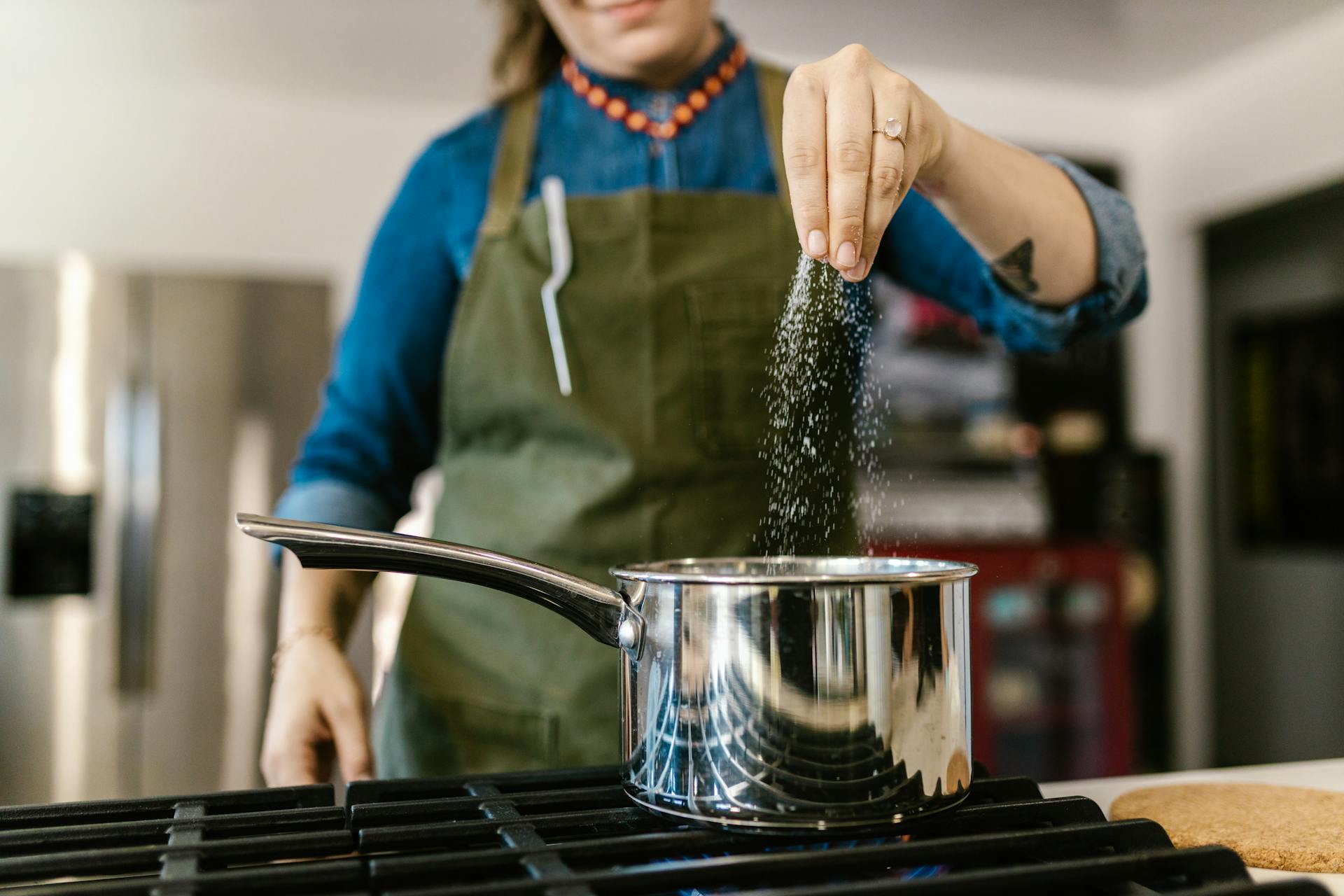 Eine Frau beim Kochen in der Küche | Quelle: Pexels