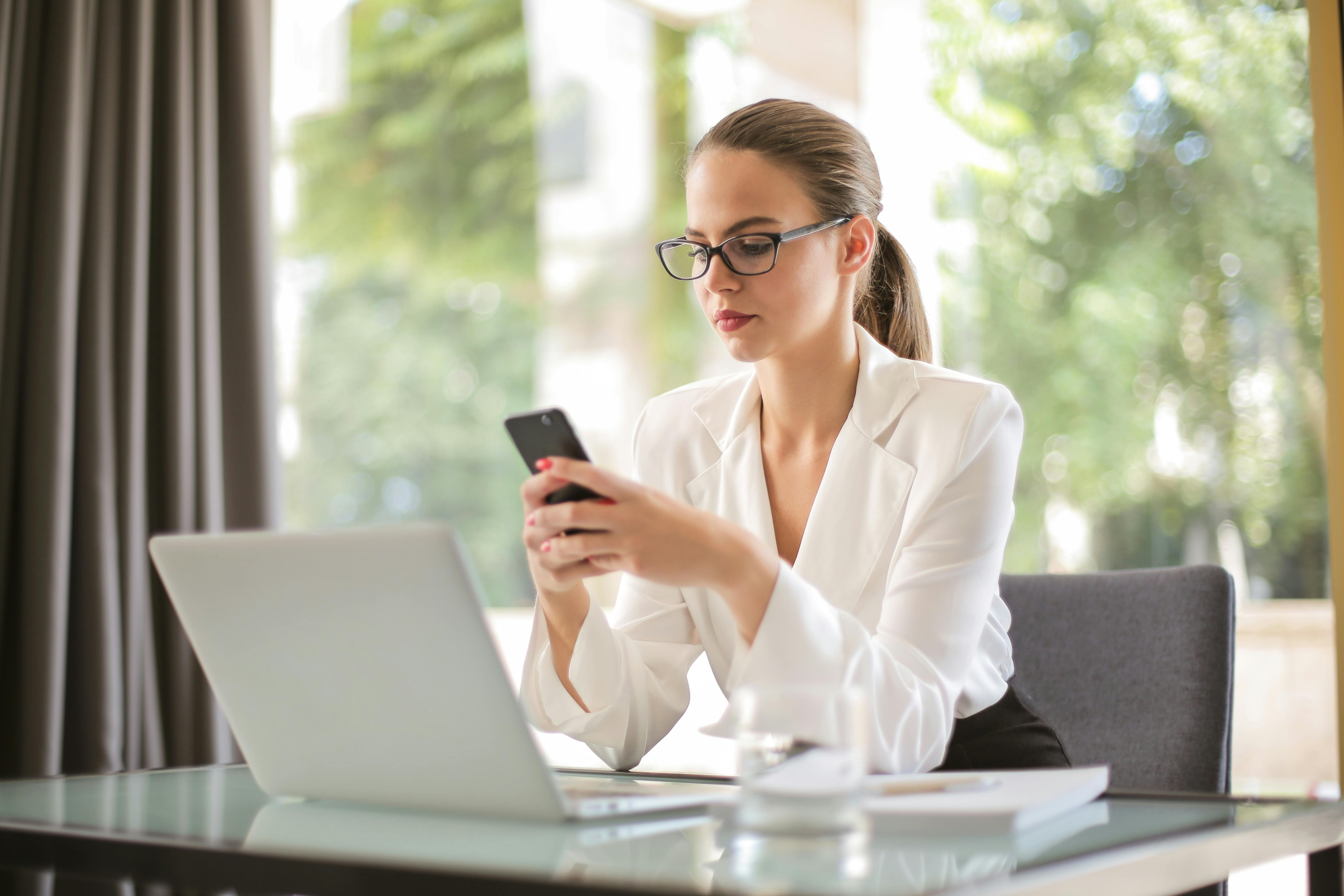 Frau textet auf ihrem Telefon | Quelle: Pexels