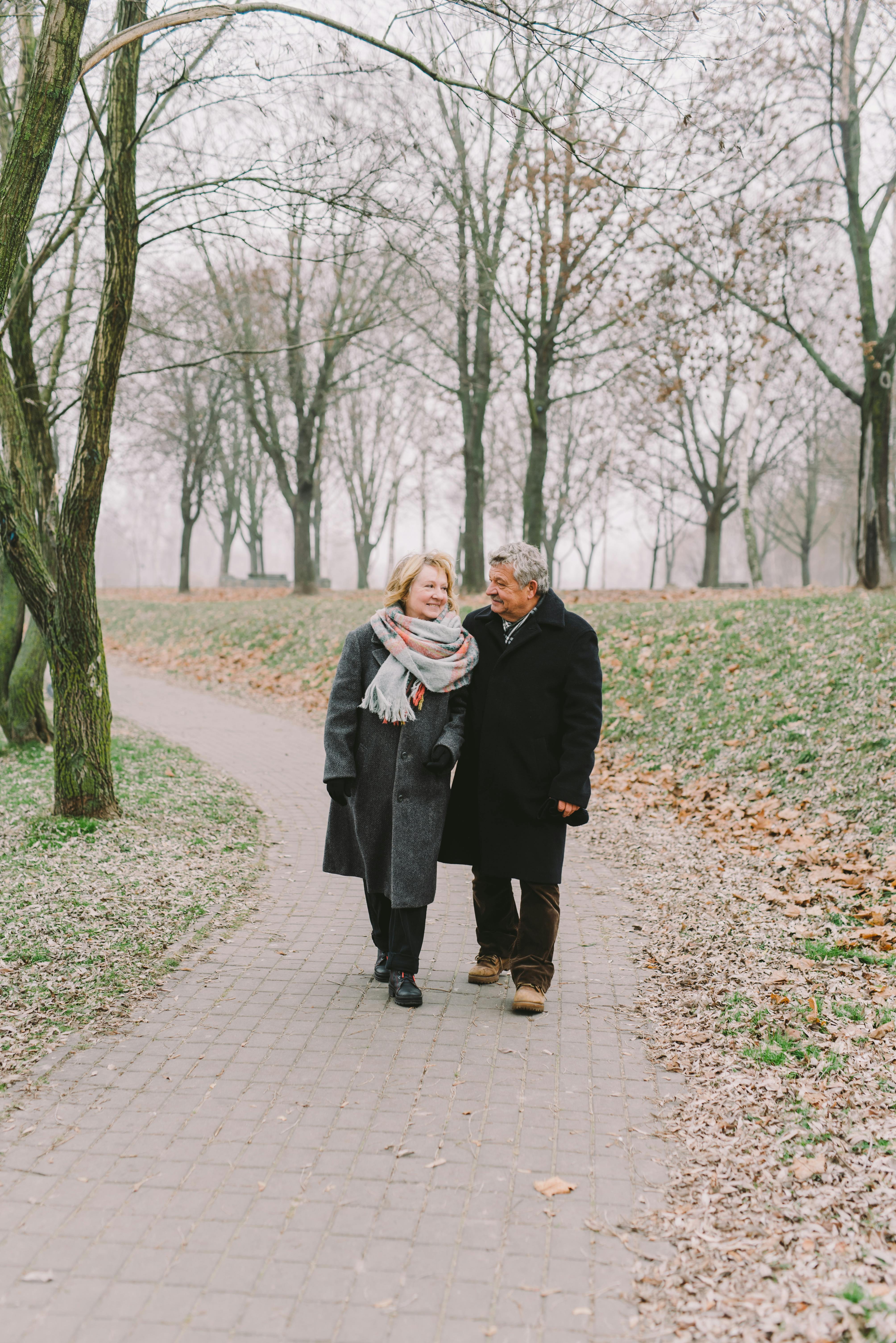 Pärchen beim Spaziergang im Park | Quelle: Pexels