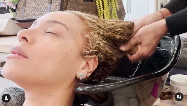 Beyoncés blondes Haar wird in einem im April 2024 geteilten Video gewaschen. | Quelle: Instagram/beyonce