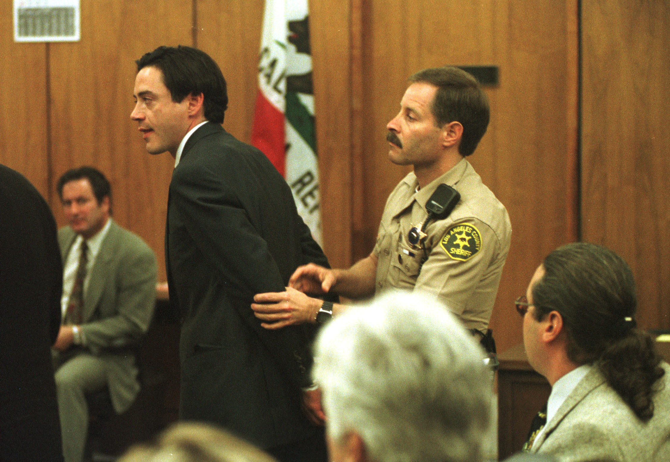 Robert Downey Jr. am 8. Dezember 1997 in Malibu, Kalifornien. | Quelle: Getty Images