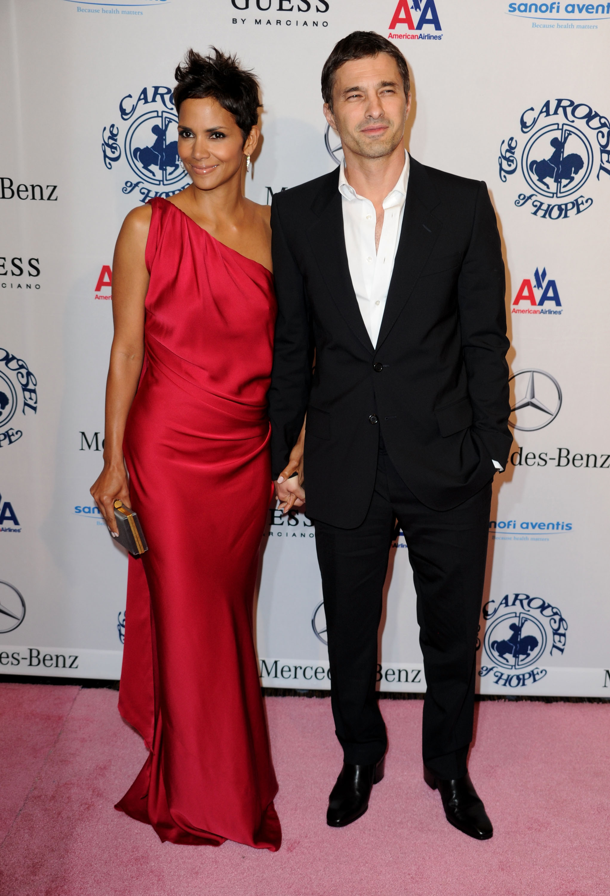 Halle trat 2010 gemeinsam mit dem französischen Schauspieler Olivier Martinez beim „Carousel of Hope Ball“ auf, einer Wohltätigkeitsveranstaltung zugunsten von Kindern, die an Diabetes leiden. | Quelle: Getty Images.