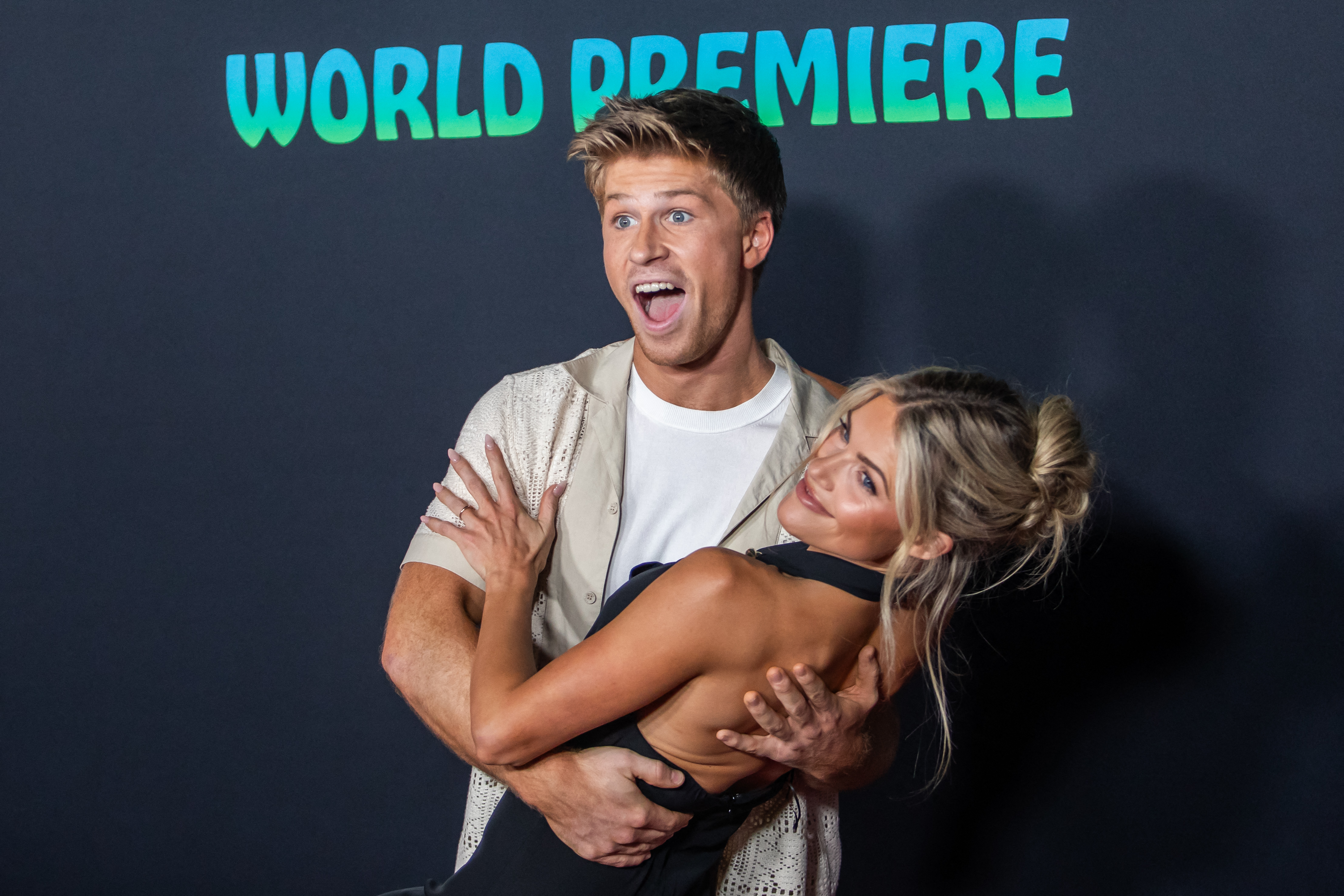 Robert Irwin und Witney Carson besuchen die Weltpremiere von „Zootopia 2“ von den Walt Disney Animation Studios in Los Angeles, Kalifornien, am 13. November 2025. | Quelle: Getty Images