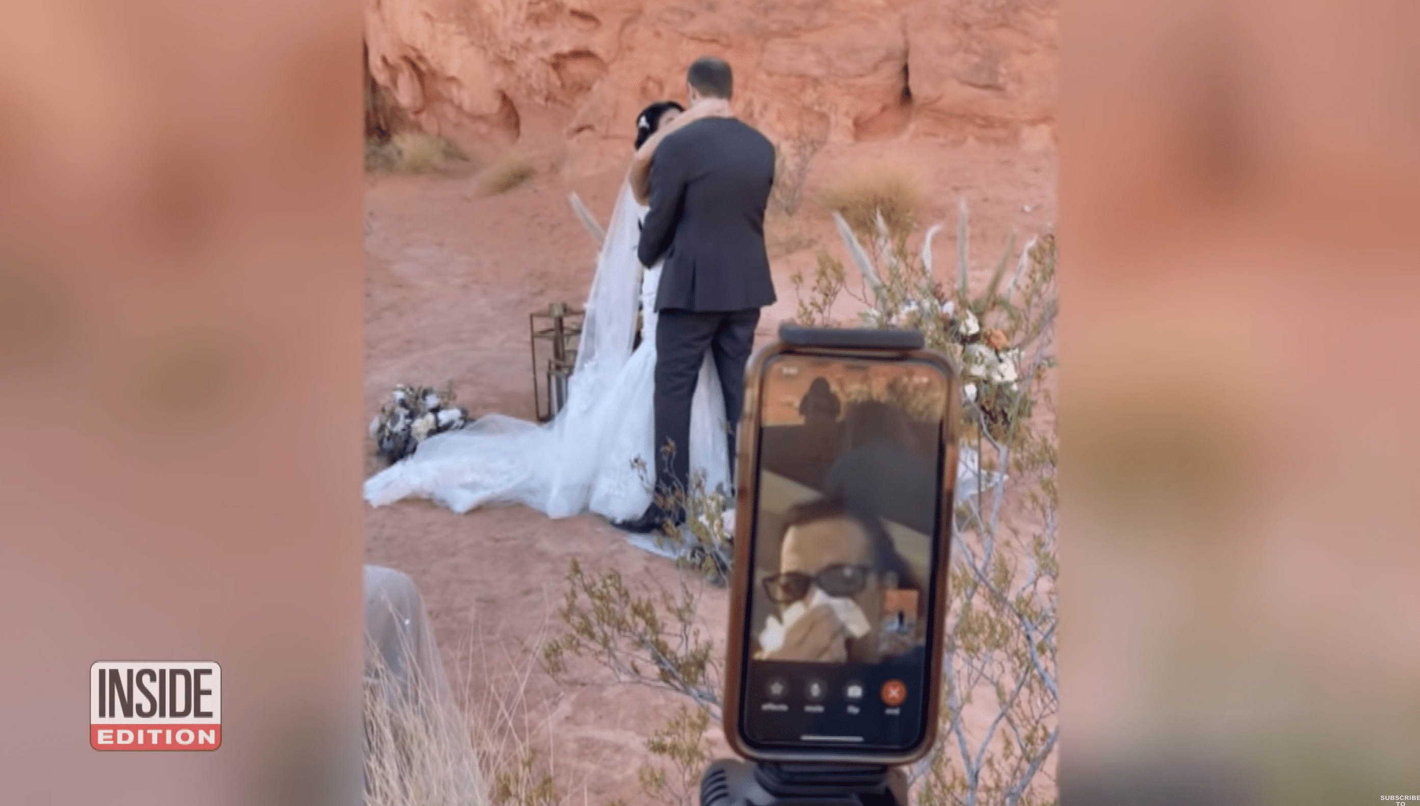 Romanos Eltern nahmen wegen Flugausfall über FaceTime an der Hochzeit teil. | Quelle: YouTube.com/Inside Edition