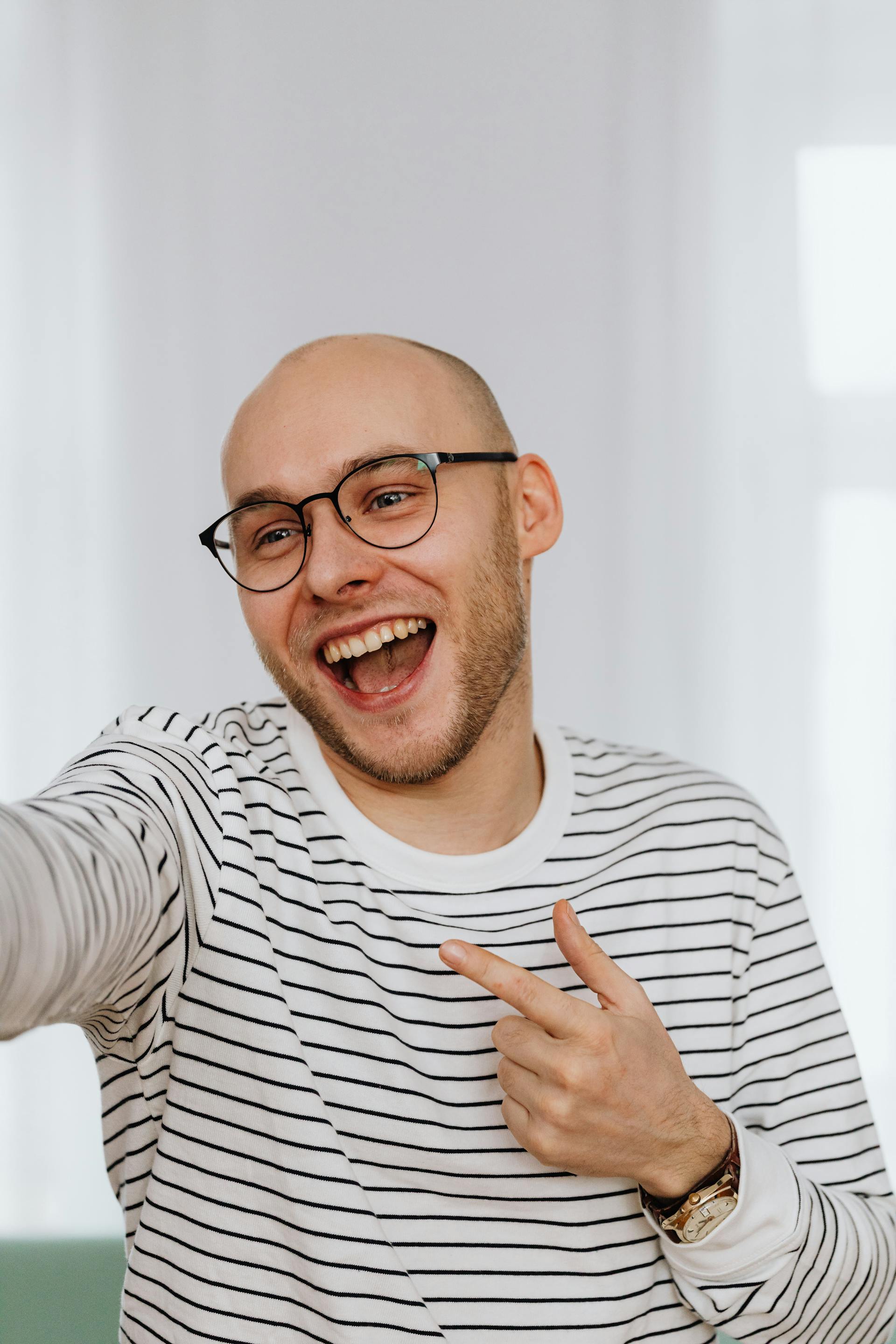 Ein lachender Mann | Quelle: Pexels