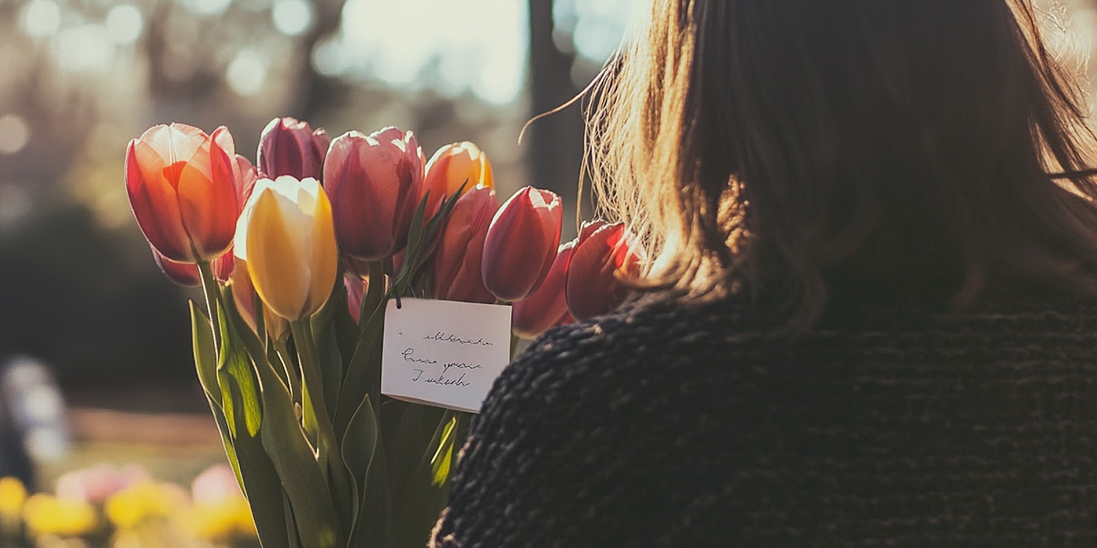 Frau mit Blumen. | Quelle: Midjourney