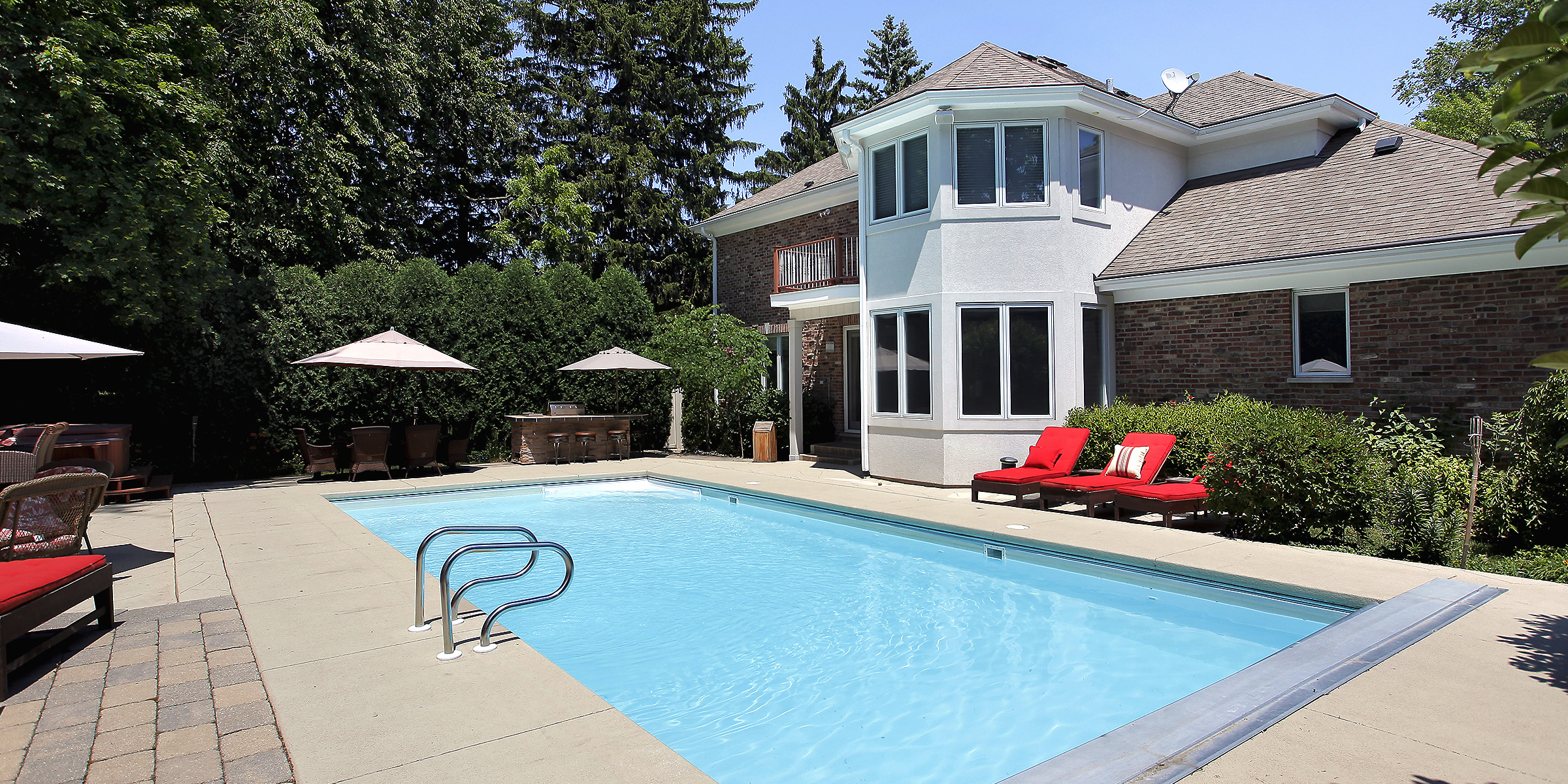 Ein Pool in einem Hinterhof | Quelle: Shutterstock