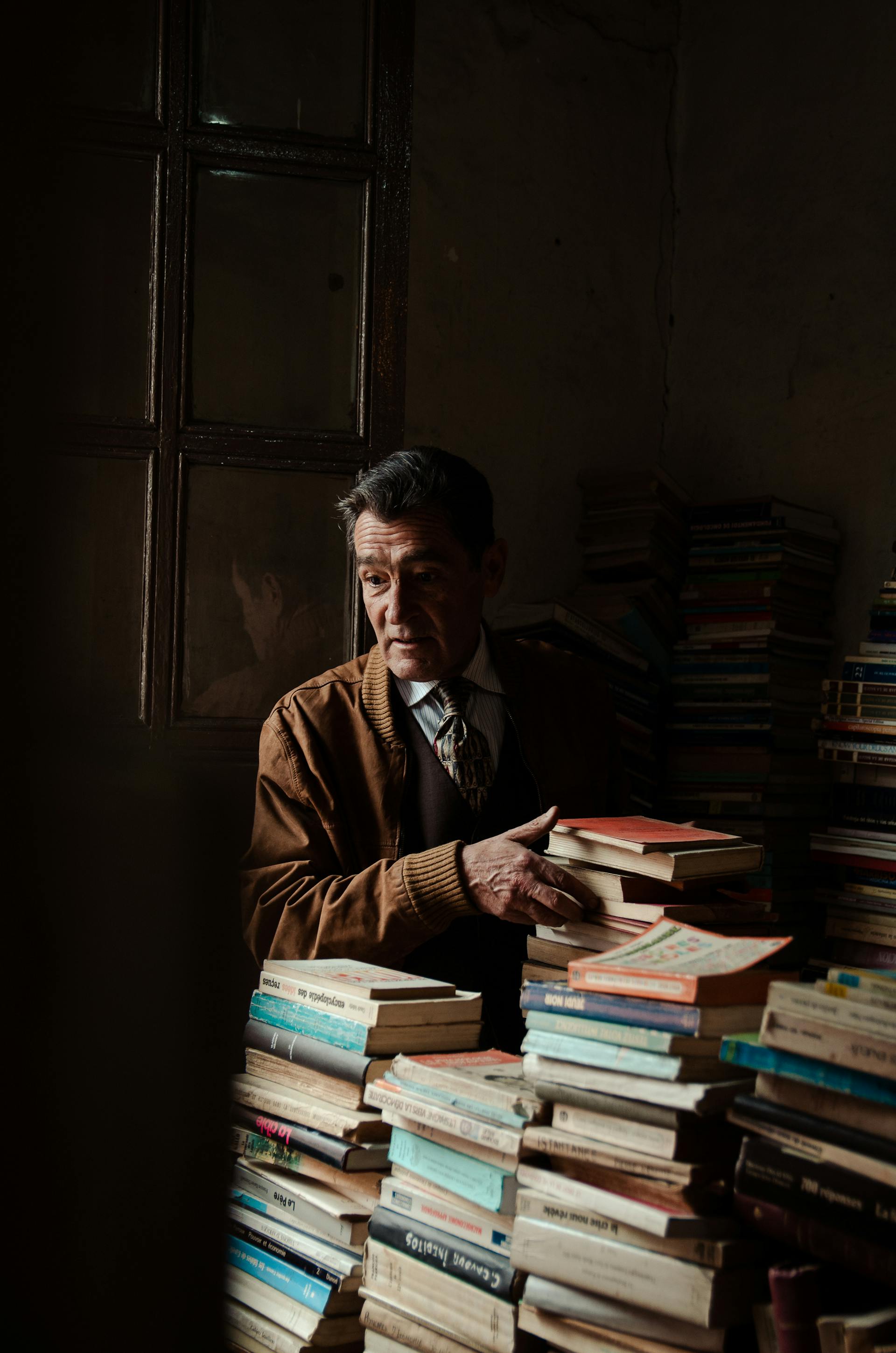 Ein Mann in einer Buchhandlung, der jemanden anschaut | Quelle: Pexels
