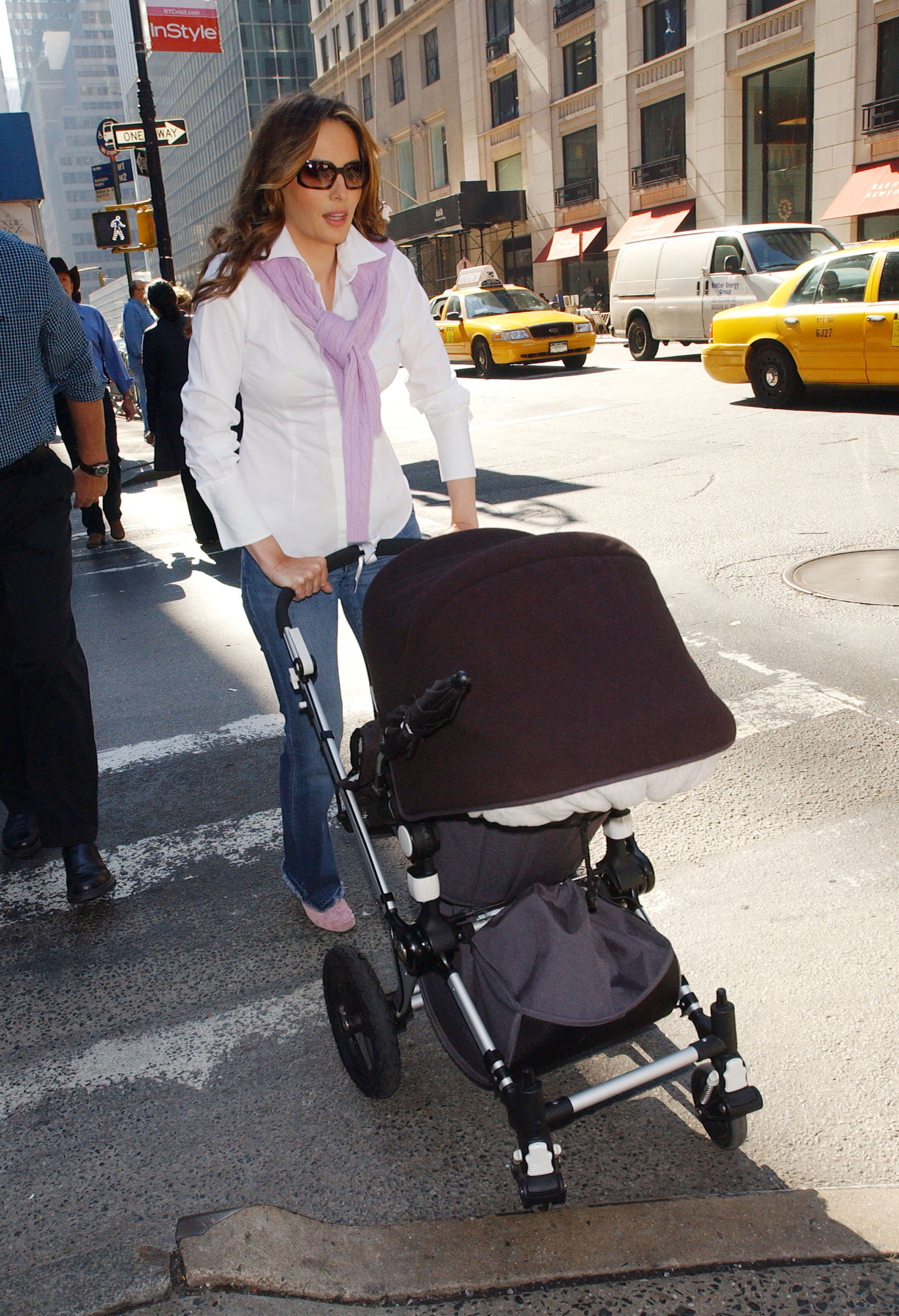 Melania Trump schiebt Barron Trump in einem Kinderwagen am 9. Oktober 2006 in New York City. | Quelle: Getty Images
