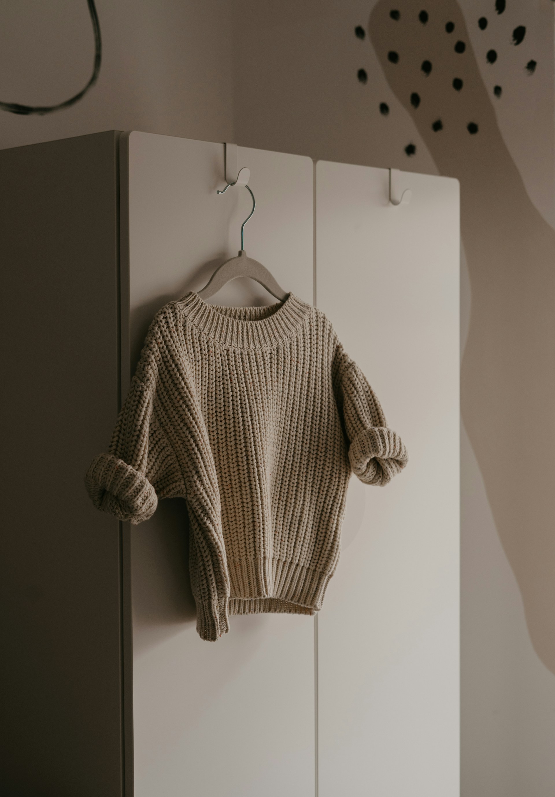 Ein Pullover auf einem Kleiderbügel | Quelle: Unsplash