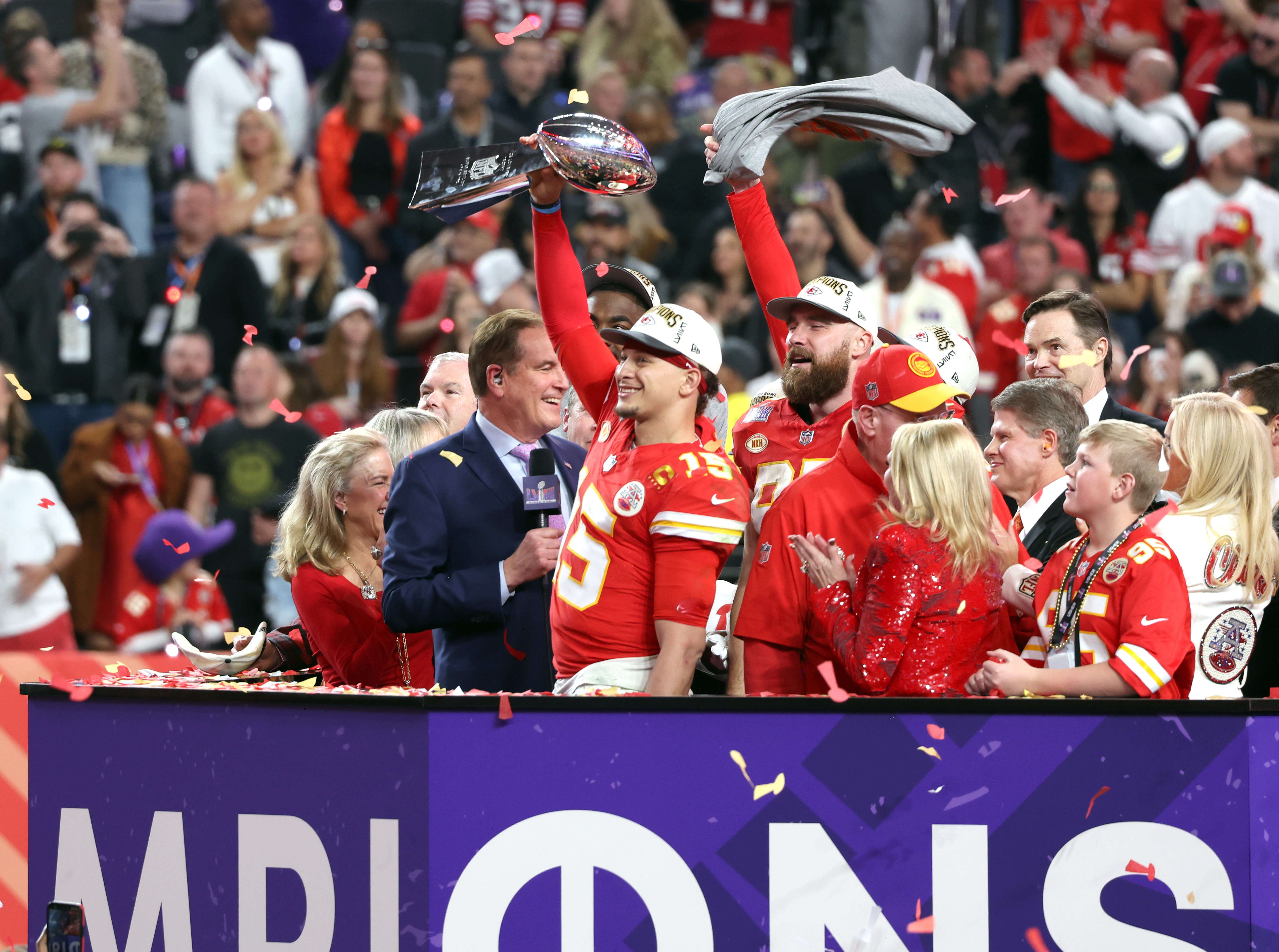 Patrick Mahomes und Travis Kelce nach dem Super Bowl LVIII Pregame im Allegiant Stadium am 11. Februar 2024 in Las Vegas, Nevada. | Quelle: Getty Images