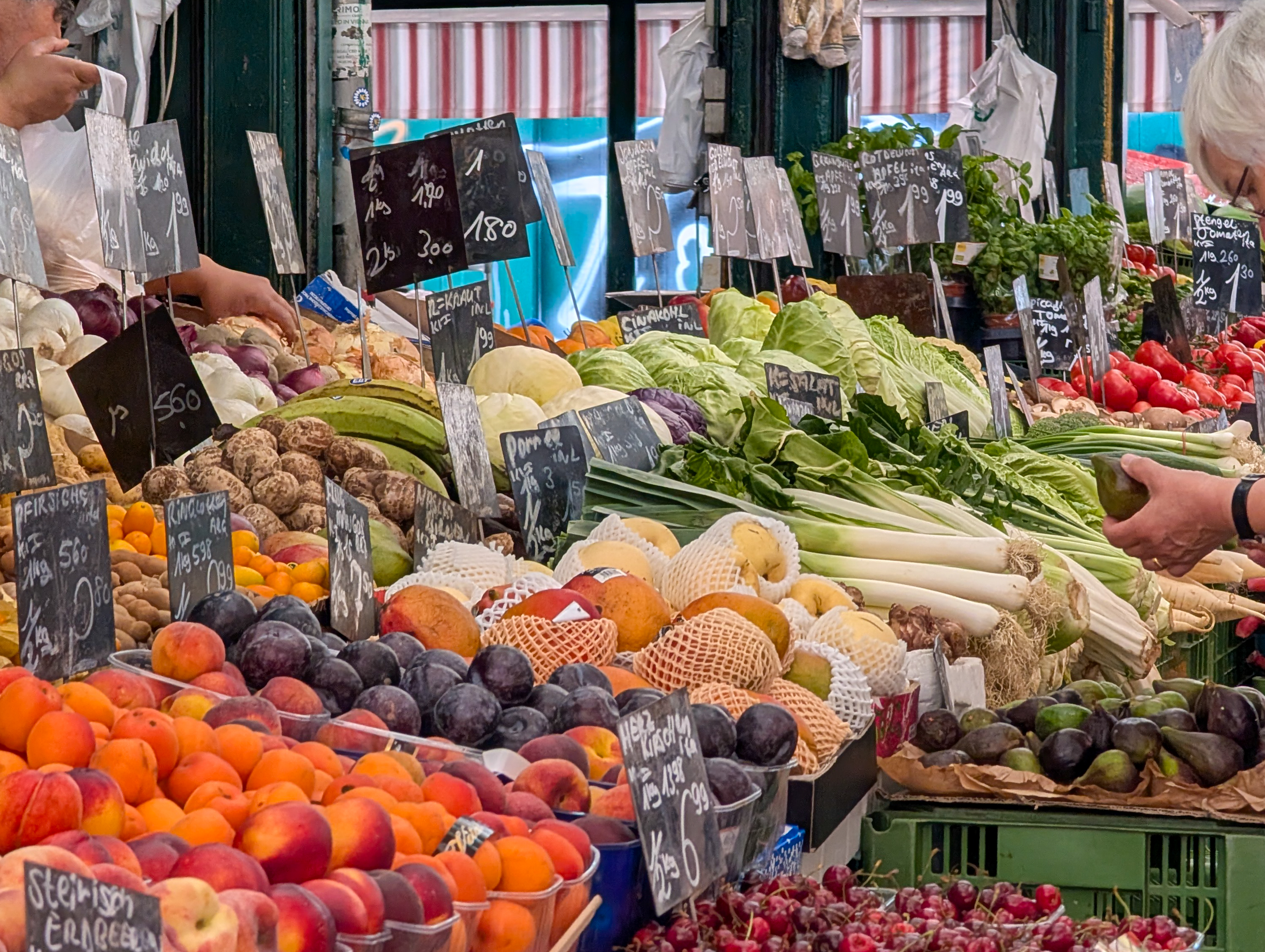 Frisches Obst und Gemüse an einem Verkaufsstand | Quelle: Getty Images