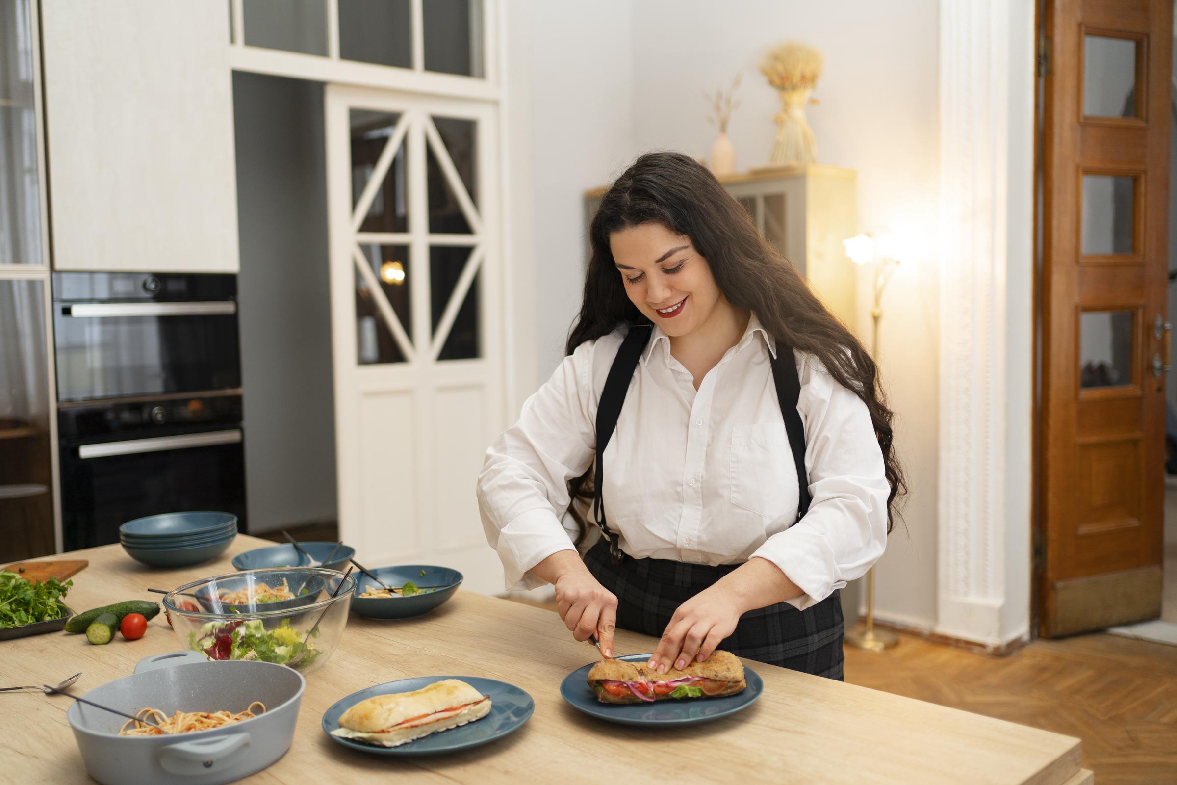 Eine glückliche Frau beim Kochen | Quelle: Freepik