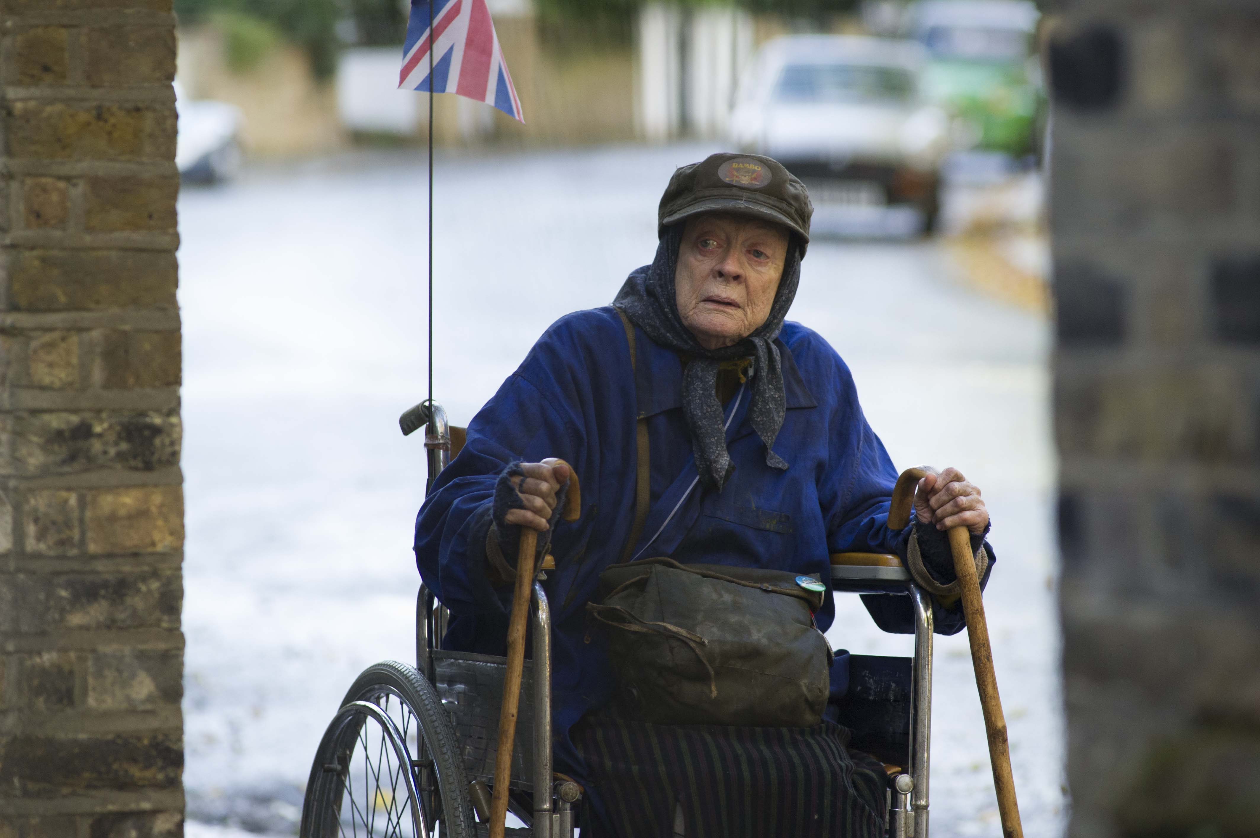 Maggie Smith am Set von "The Lady In The Van" 2014 | Quelle: Getty Images