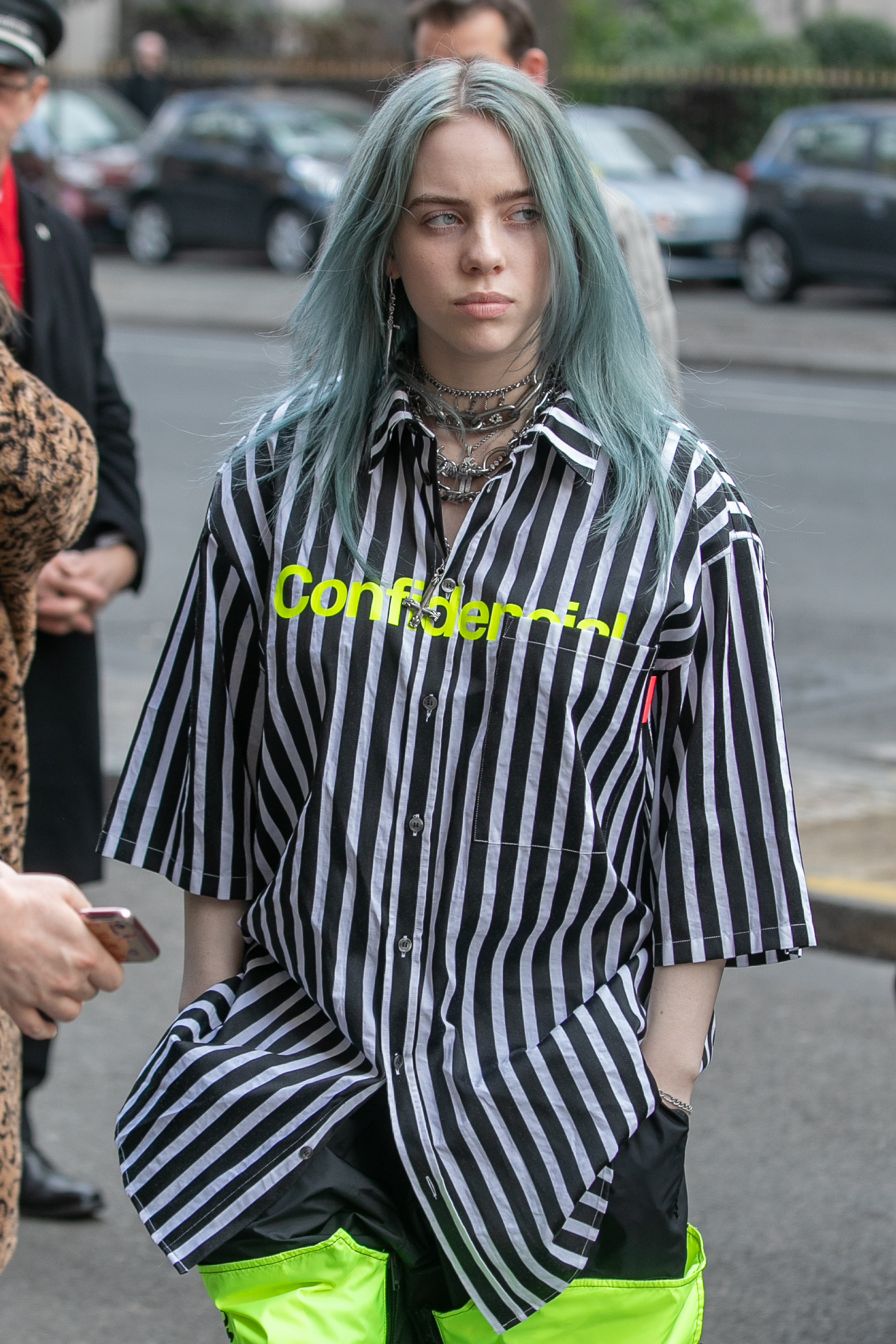 Billie Eilish wird am 20. Februar 2019 in Paris, Frankreich, gesehen. | Quelle: Getty Images