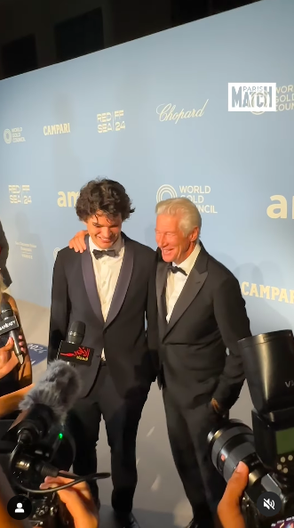 Homer und Richard Gere lachen, während die Presse Fotos von ihnen macht, gepostet am 1. September 2024 | Quelle: Instagram/parismatch