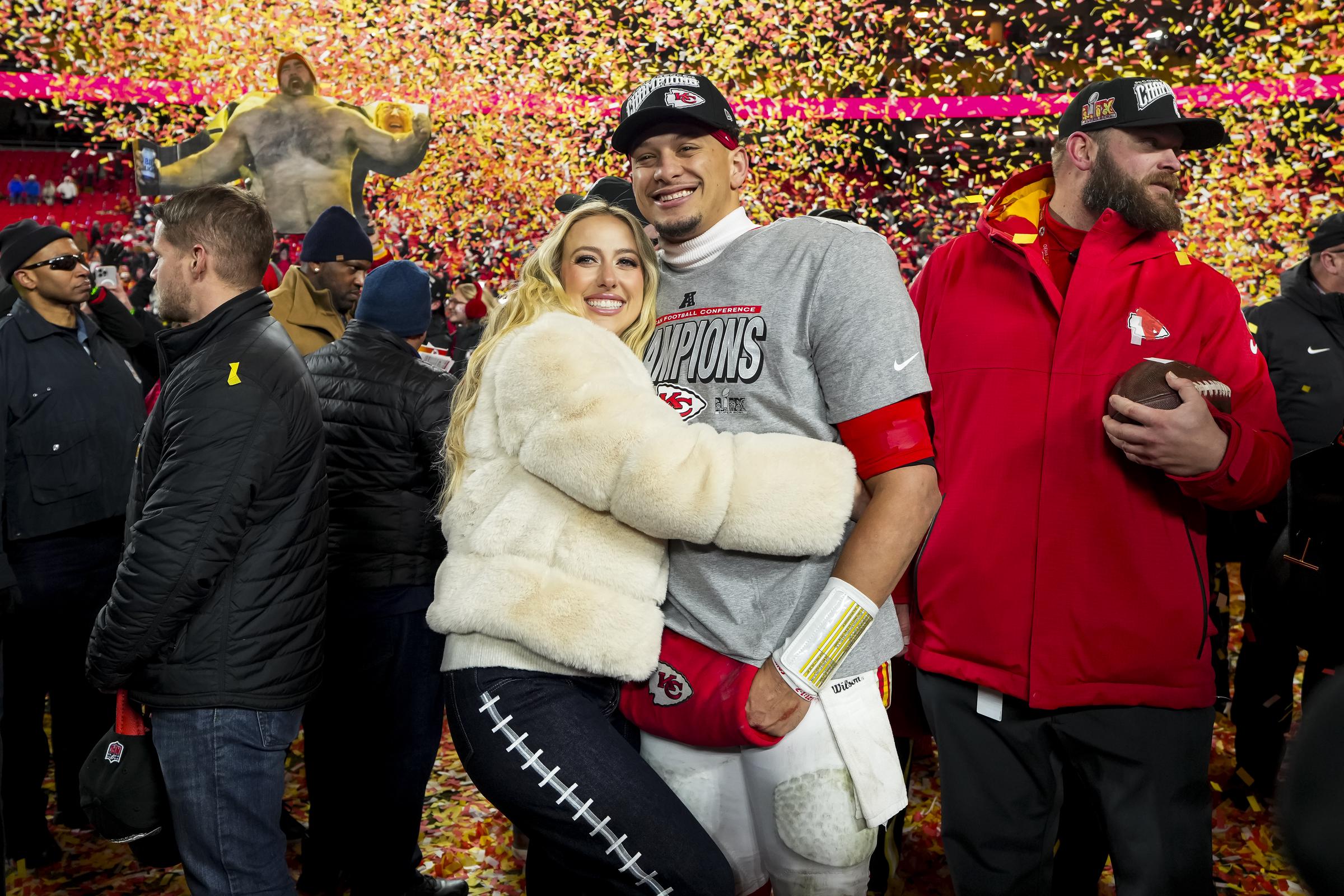 Patrick Mahomes und Brittany Mahomes nach dem AFC Championship Game im Arrowhead Stadium am 26. Januar 2025 in Kansas City, Missouri. | Quelle: Getty Images