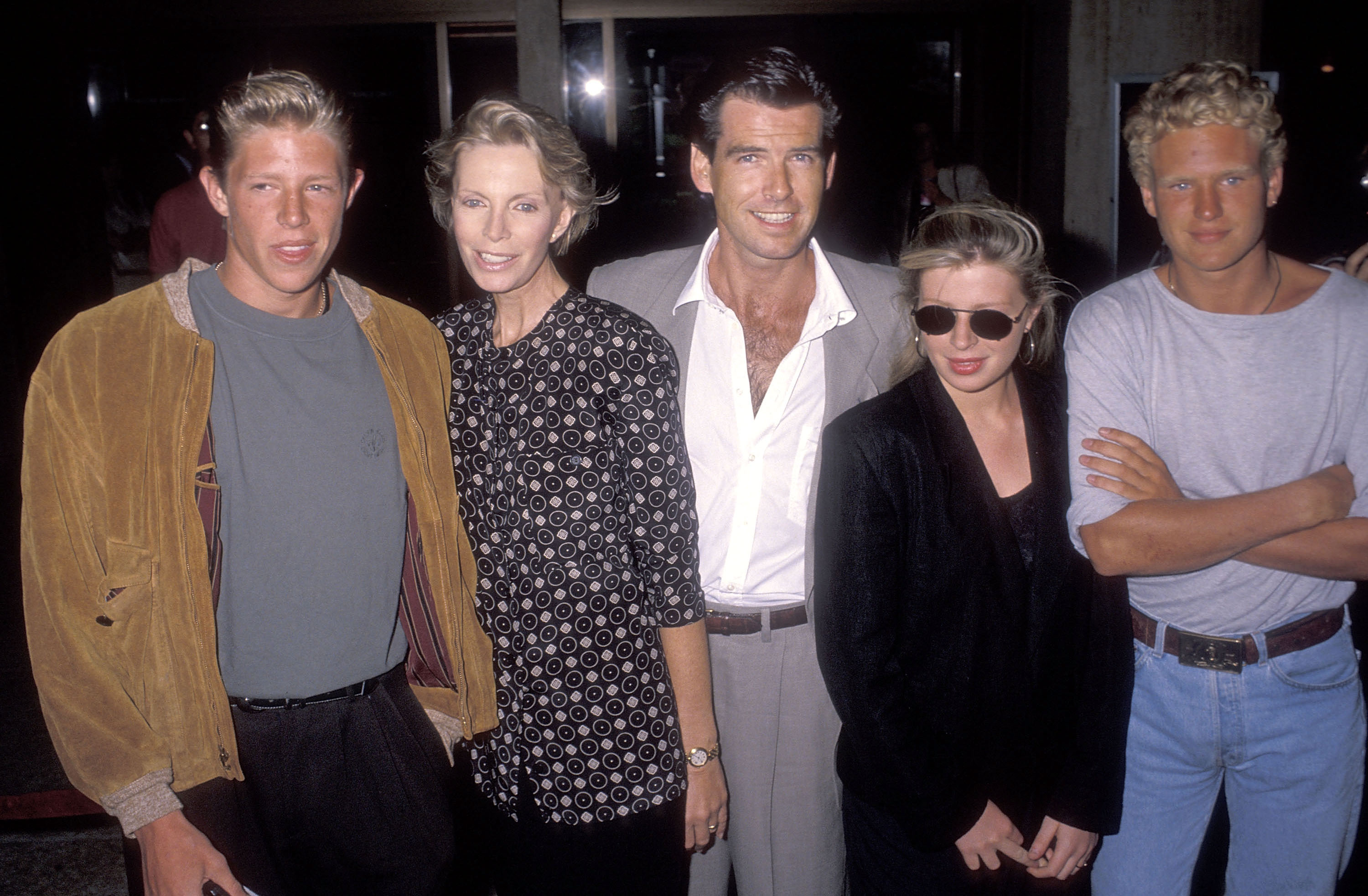 Pierce Brosnan, Cassandra Harris, Christopher Brosnan, Charlotte Brosnan und ihr Freund Alex Smith bei der Premiere von "Postcards from the Edge" am 10. September 1990 in Century City, Kalifornien. | Quelle: Getty Images