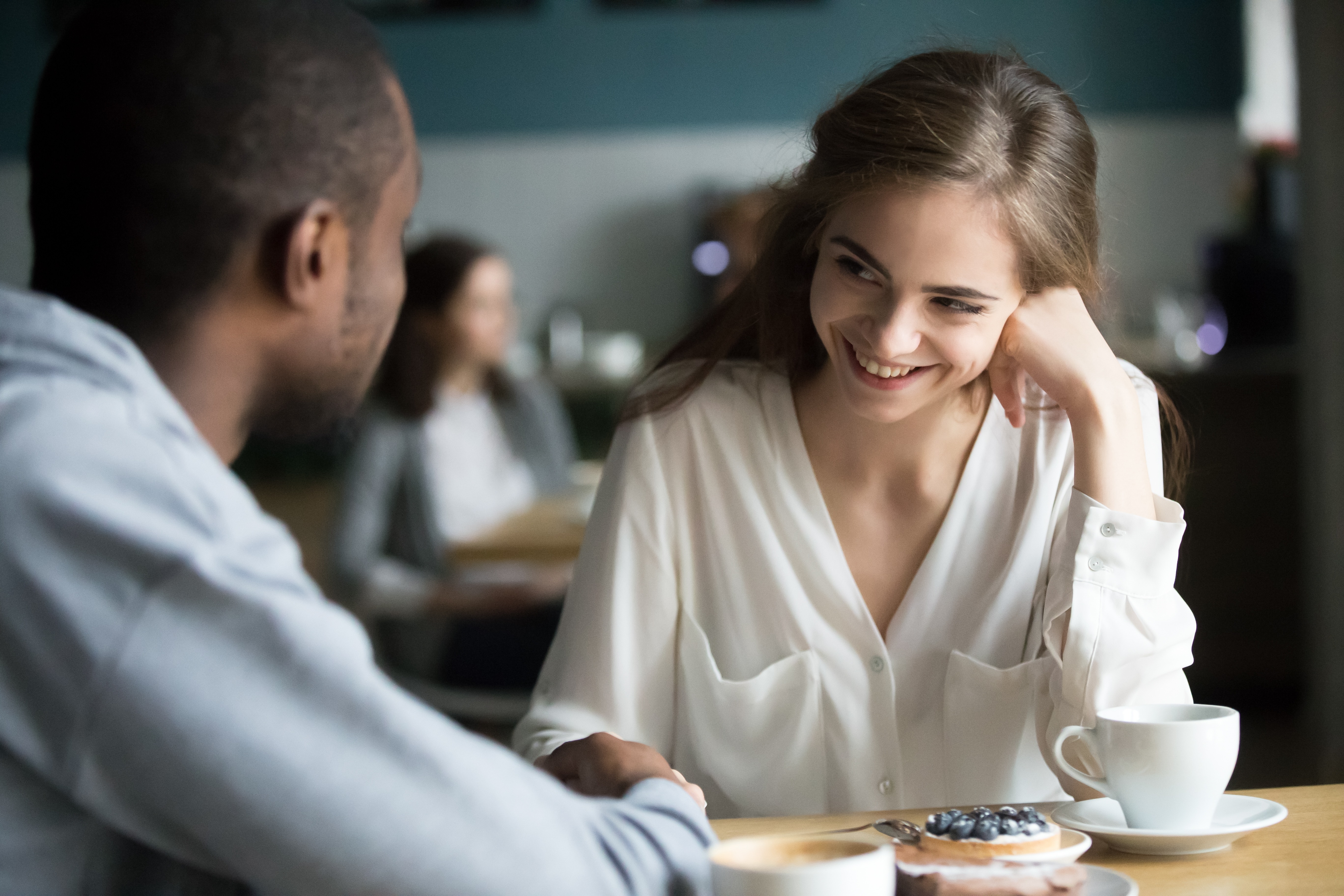 Ein glückliches Paar beim Flirten während eines Dates | Quelle: Shutterstock
