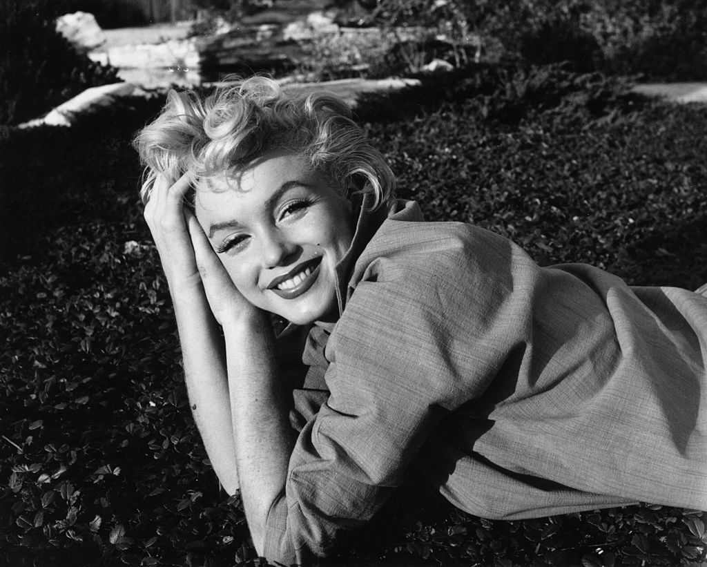 Marilyn Monroe posiert lässig, 1954. | Quelle: Getty Images