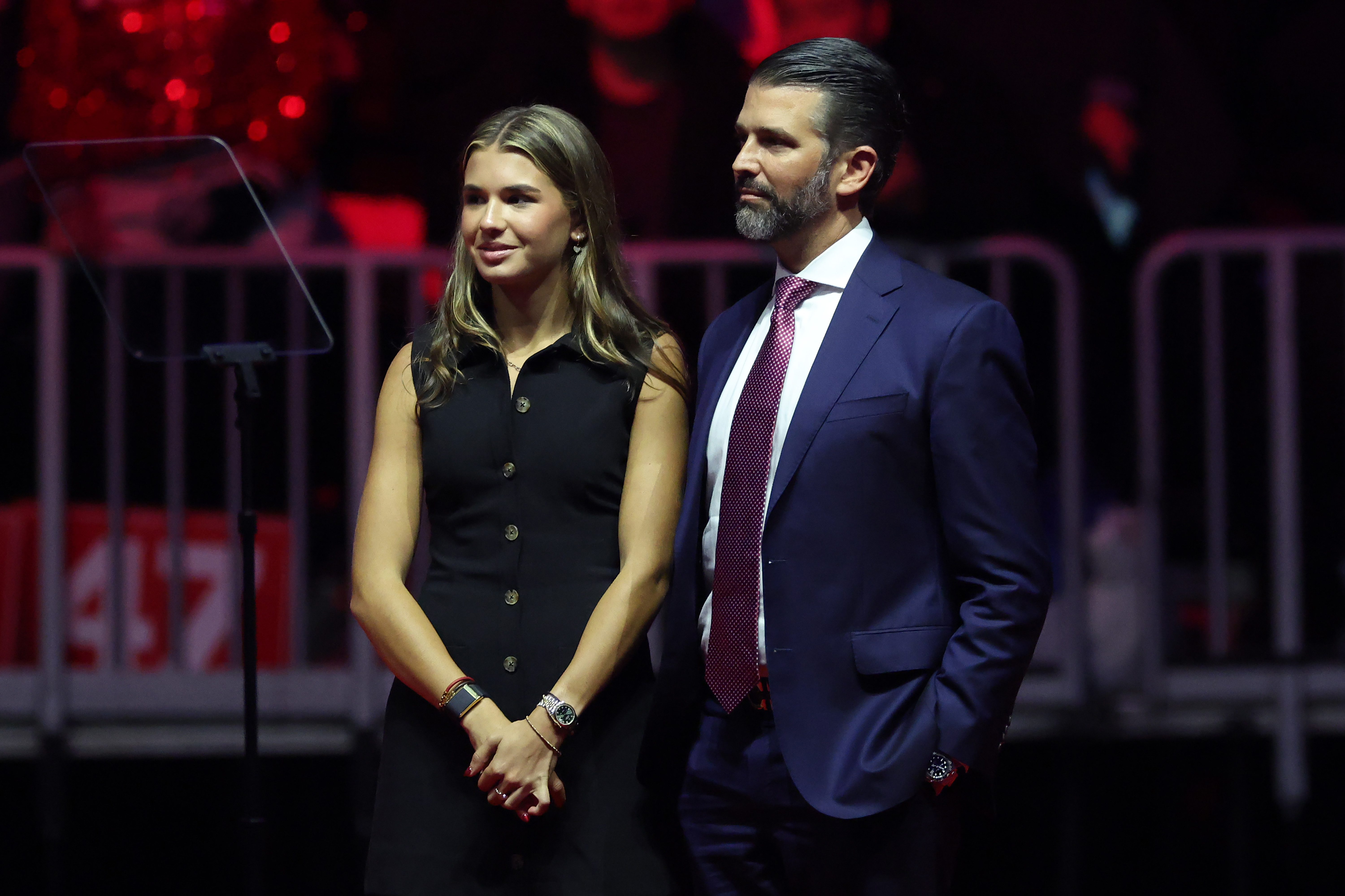 Kai Madison und Donald Trump Jr. stehen auf der Bühne bei der Siegeskundgebung des gewählten Präsidenten Donald Trump am 19. Januar 2025 in Washington, D.C. | Quelle: Getty Images