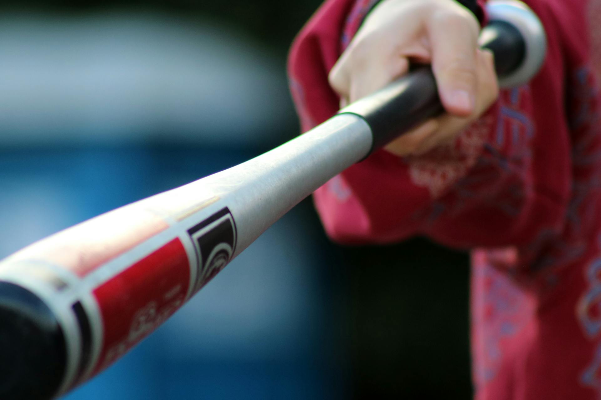 Eine Person, die mit einem Baseballschläger auf jemanden zeigt | Quelle: Pexels