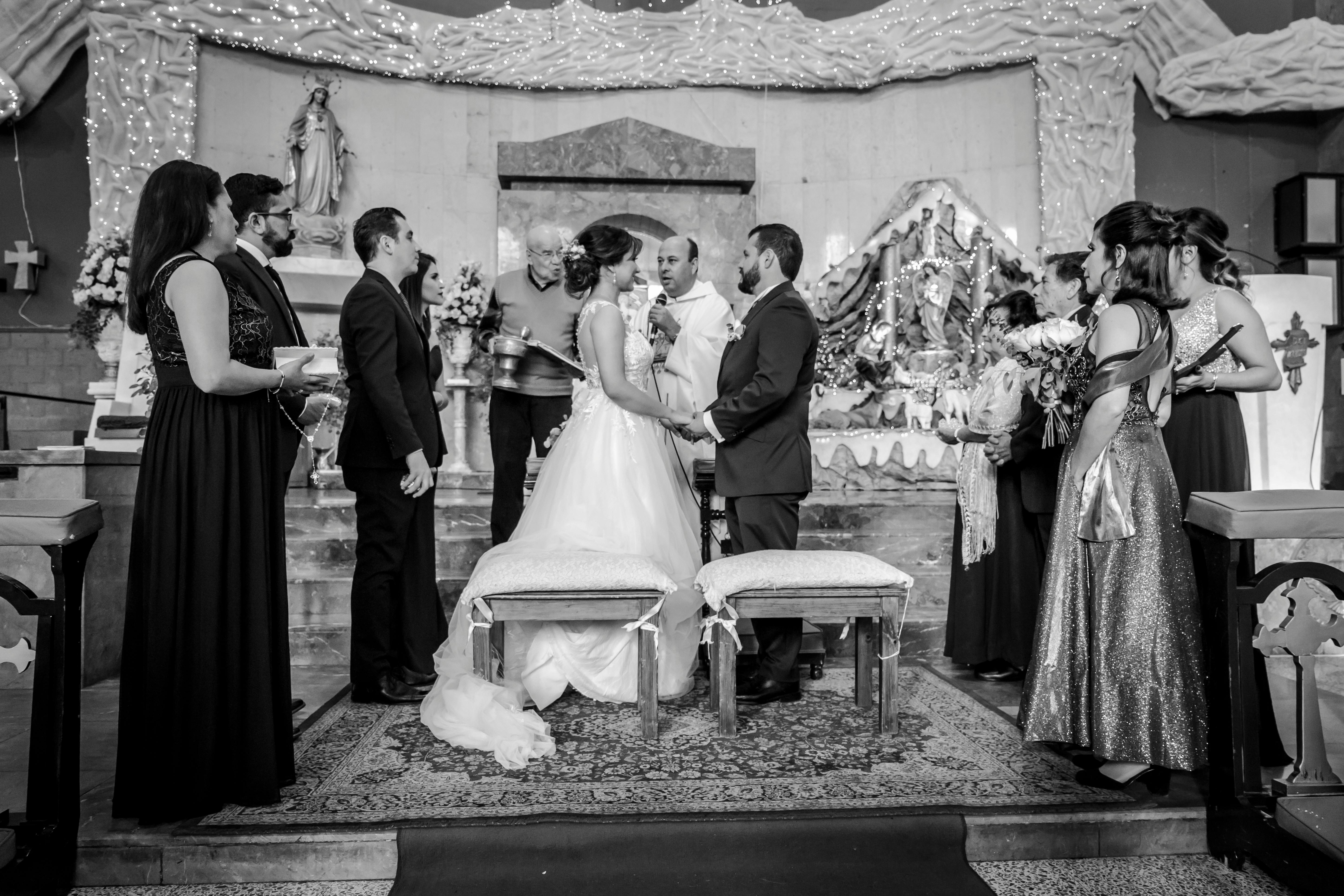 Braut und Bräutigam vor dem Altar | Quelle: Pexels