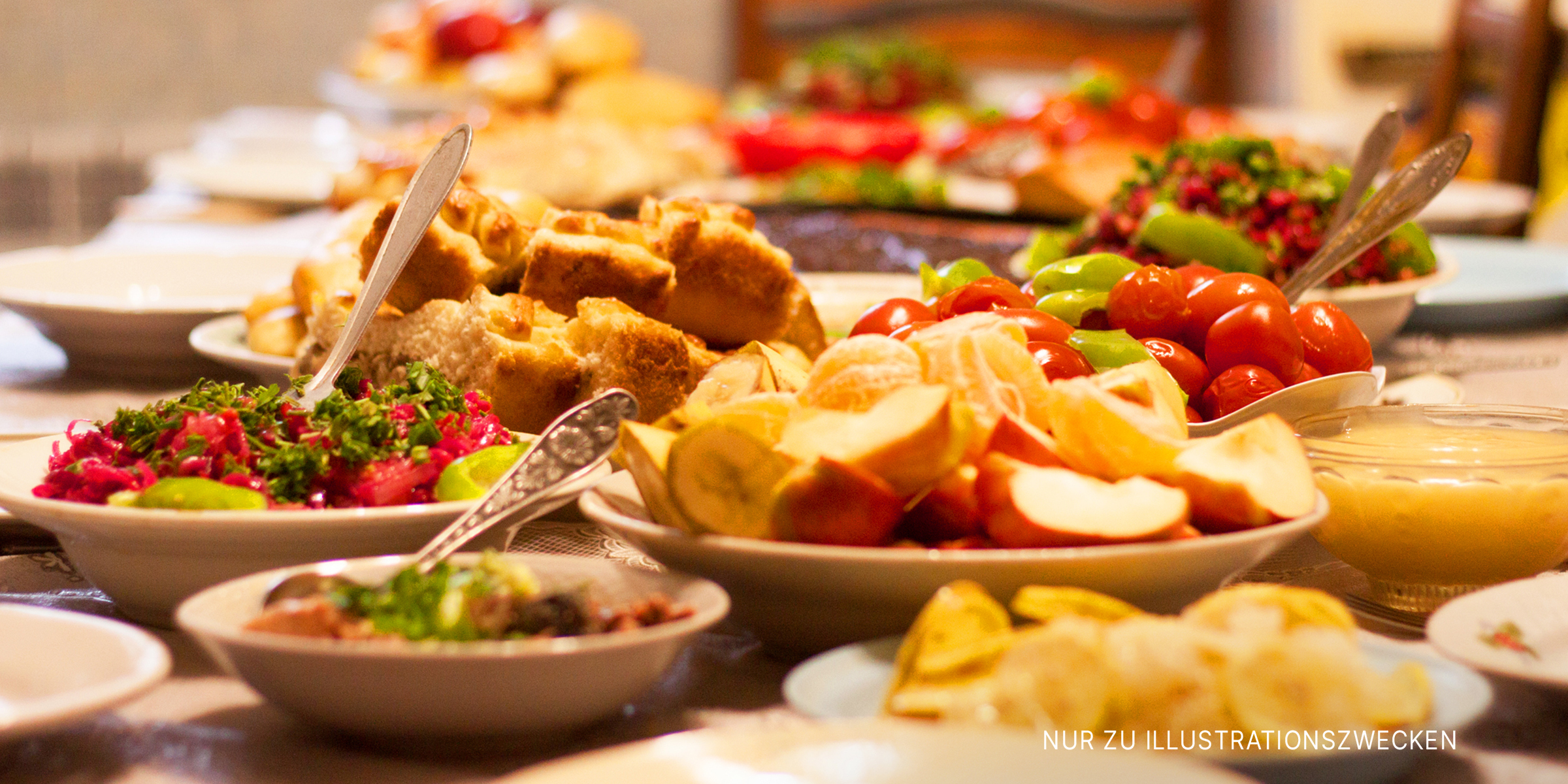 Tisch voller Essen | Quelle: Shutterstock