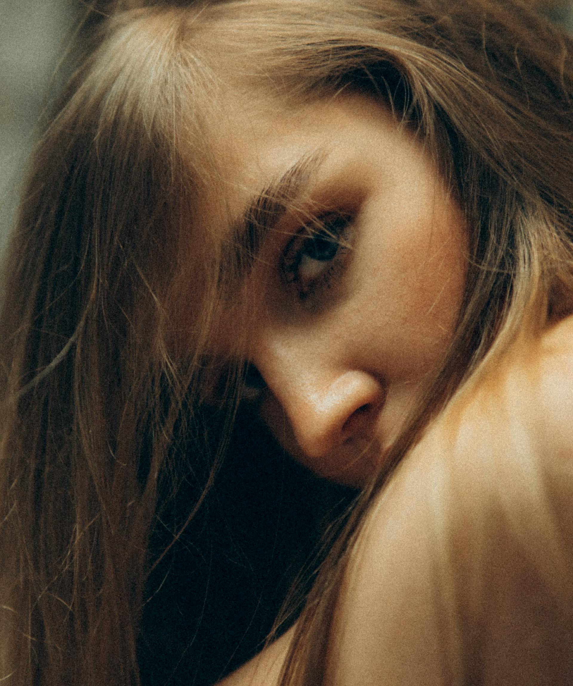 Eine Frau, die über ihre Schulter blickt | Quelle: Pexels