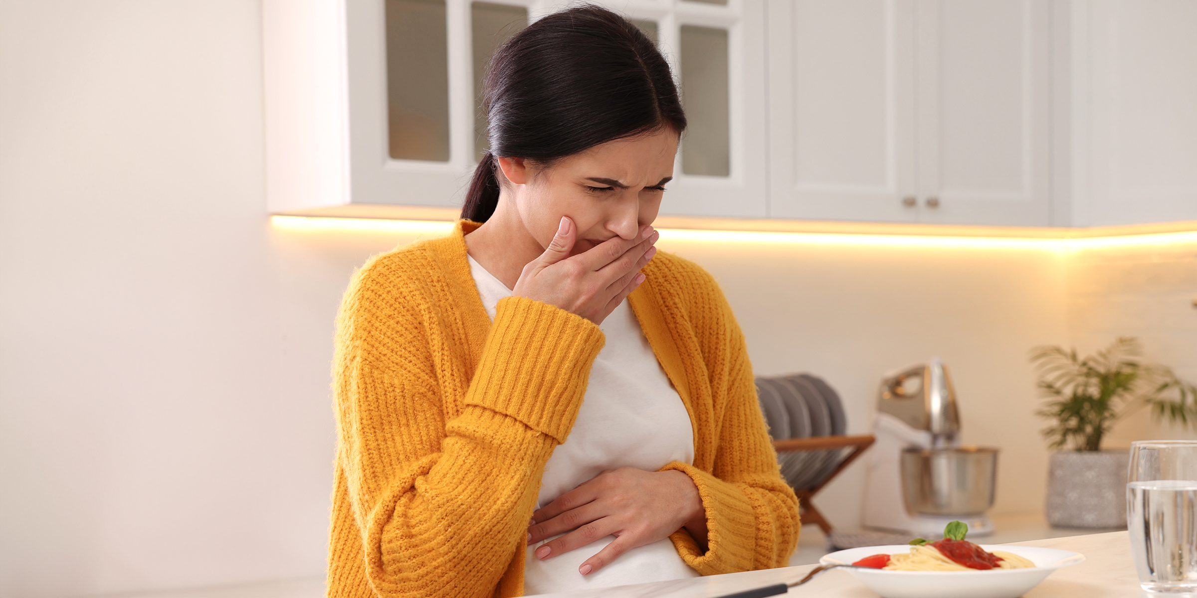 Eine Frau, die sich unwohl fühlt | Quelle: Shutterstock