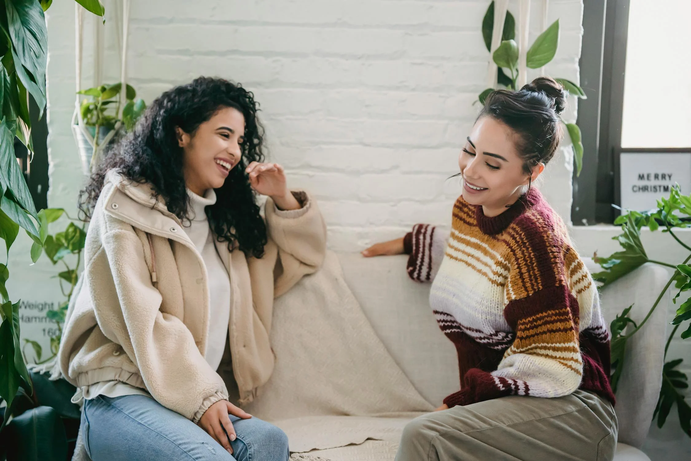 Zwei Frauen im Gespräch zu Hause | Quelle: Pexels