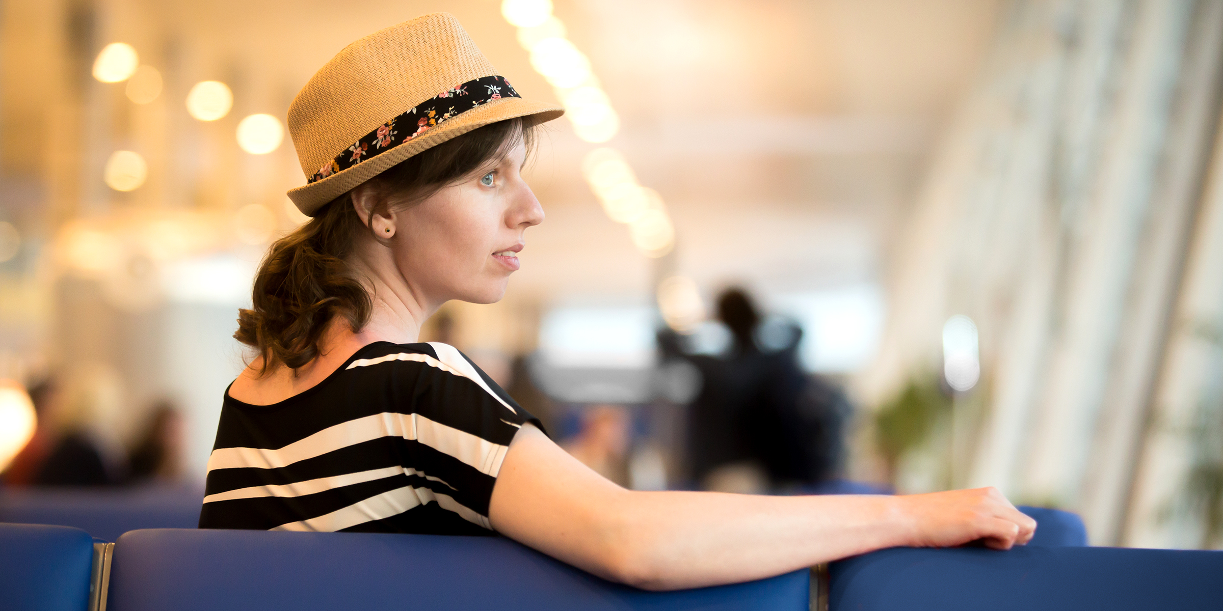 Eine Frau, die am Flughafen sitzt | Quelle: Shutterstock