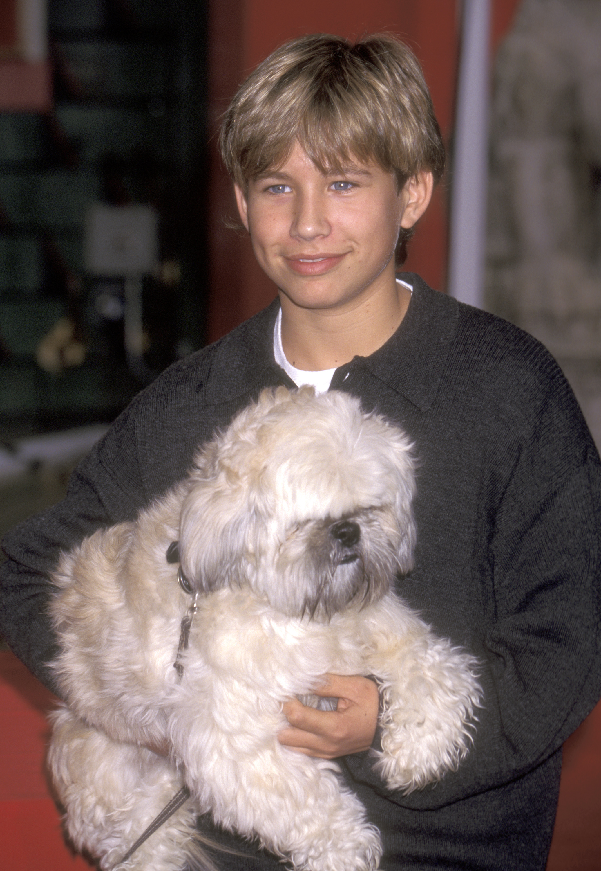Jonathan Taylor Thomas nimmt am 21. Februar 1996 an der zweiten jährlichen Aufnahmezeremonie in den „Pawprint Walk of Fame“ teil | Quelle: Getty Images