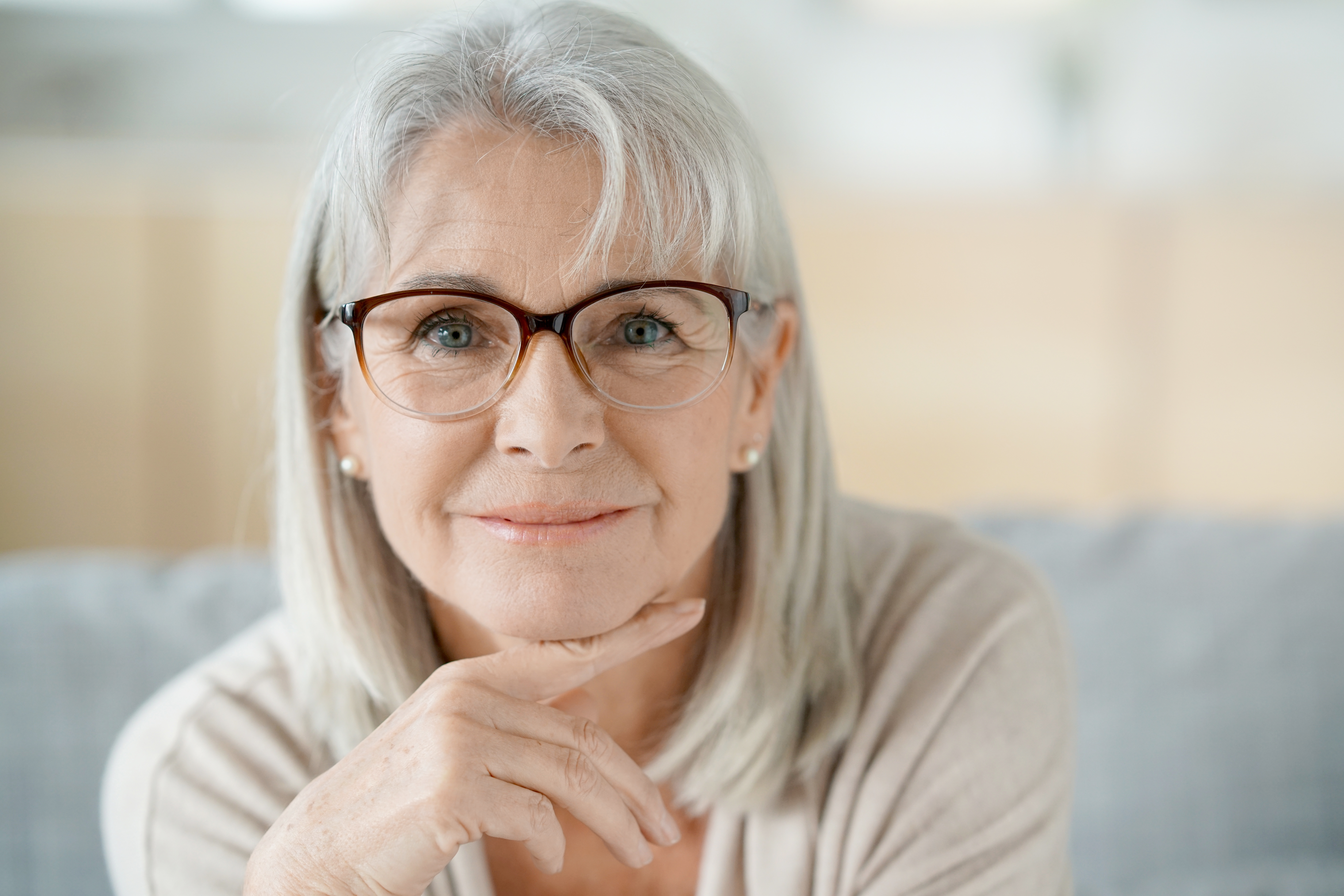 Eine lächelnde Seniorin | Quelle: Shutterstock