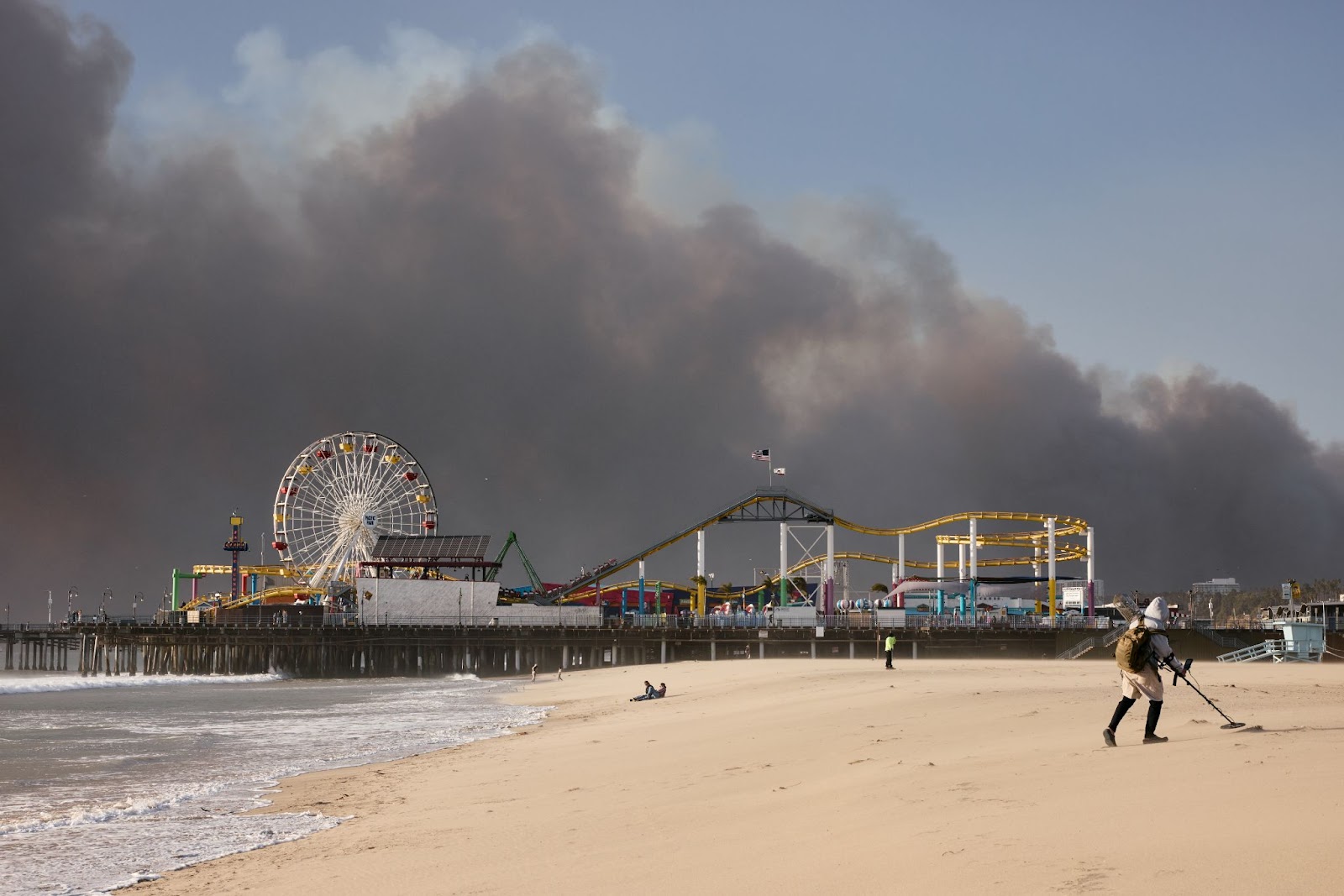 Ein Foto vom Santa Monica Pier mit dem brennenden Palisades-Feuer in der Ferne am 7. Januar 2025. | Quelle: Getty Images