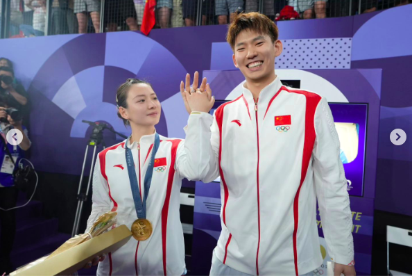 Huang Ya Qiong und Liu Yuchen posieren für ein Foto während der Olympischen Spiele in Paris, gepostet am 3. August 2024 | Quelle: Instagram/hyq28