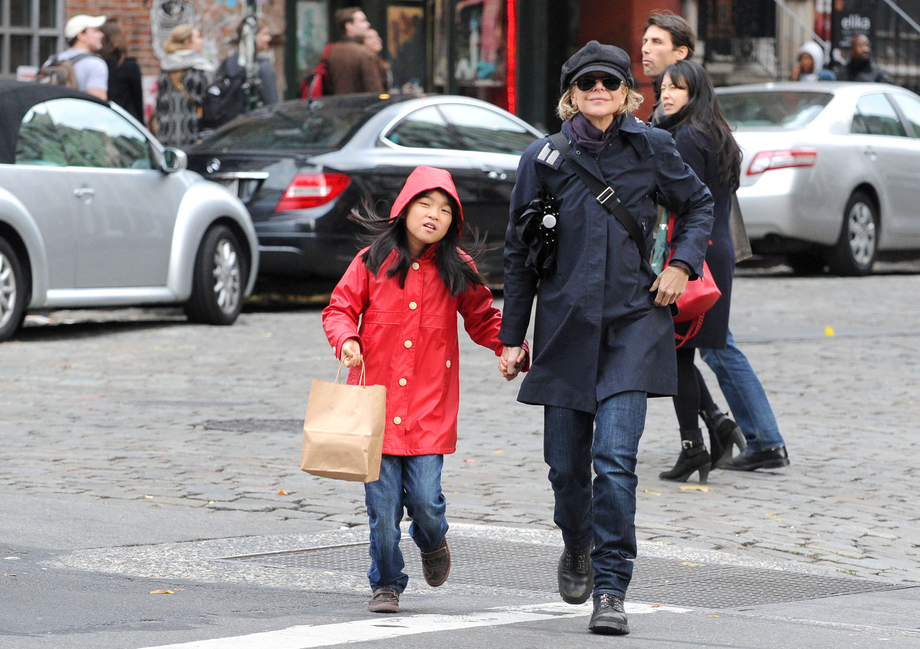 Meg und Daisy Ryan werden am 10. November 2013 in New York City gesehen | Quelle: Getty Images