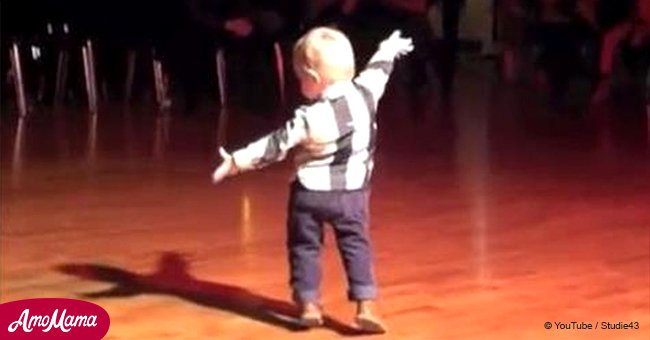 Ein Baby hörte seinen Lieblingssong und stahl die Schau mit seinen unglaublichen Tanzbewegungen