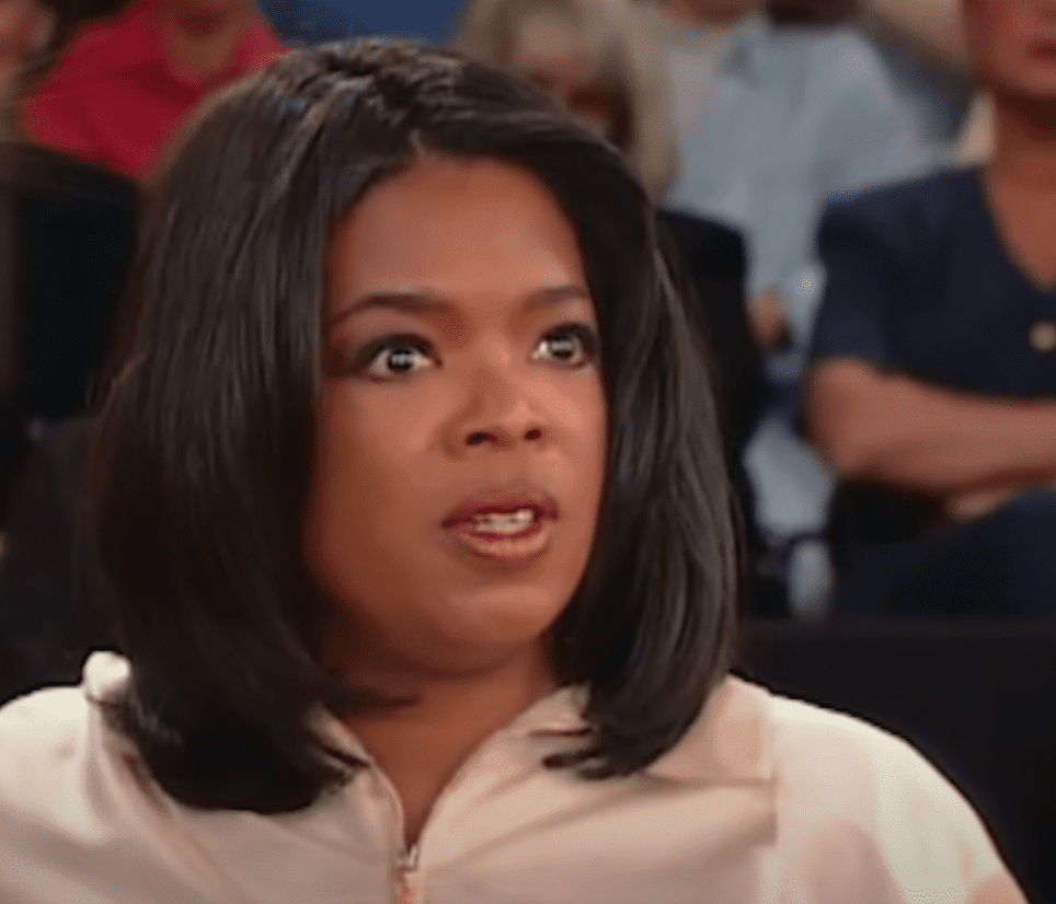 Moderatorin Oprah Winfrey ist fassungslos über die Geschichte einer Frau, die von ihrem Ehemann betrogen wurde. | Quelle: Youtube.com/OWN