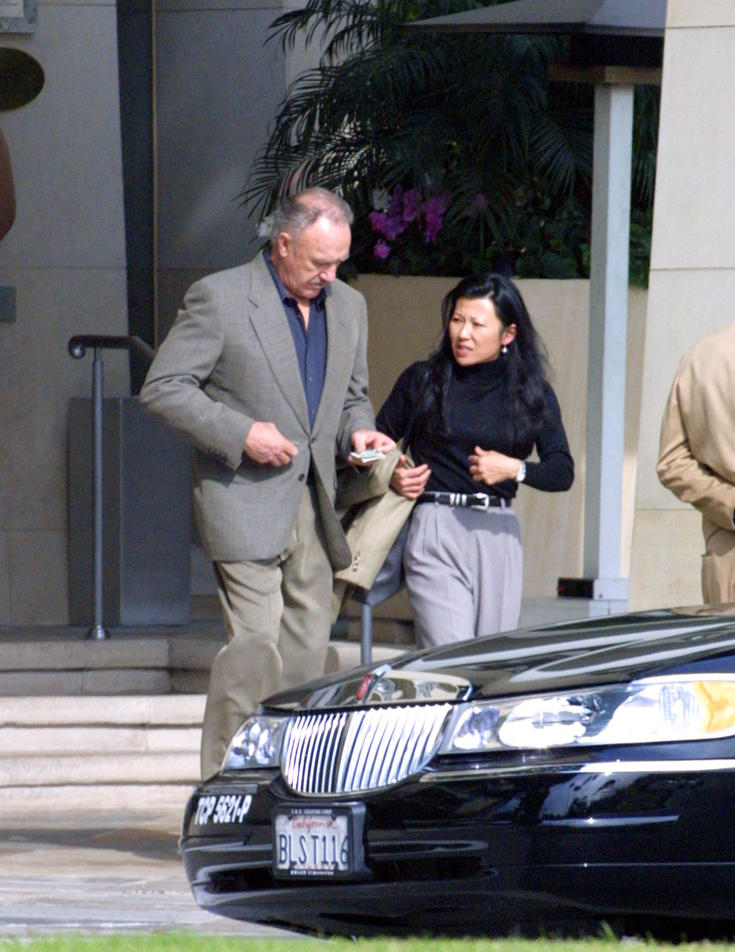 Gene Hackman und Betsy Arakawa sind am 16. November 2001 in Los Angeles, Kalifornien, zu sehen | Quelle: Getty Images