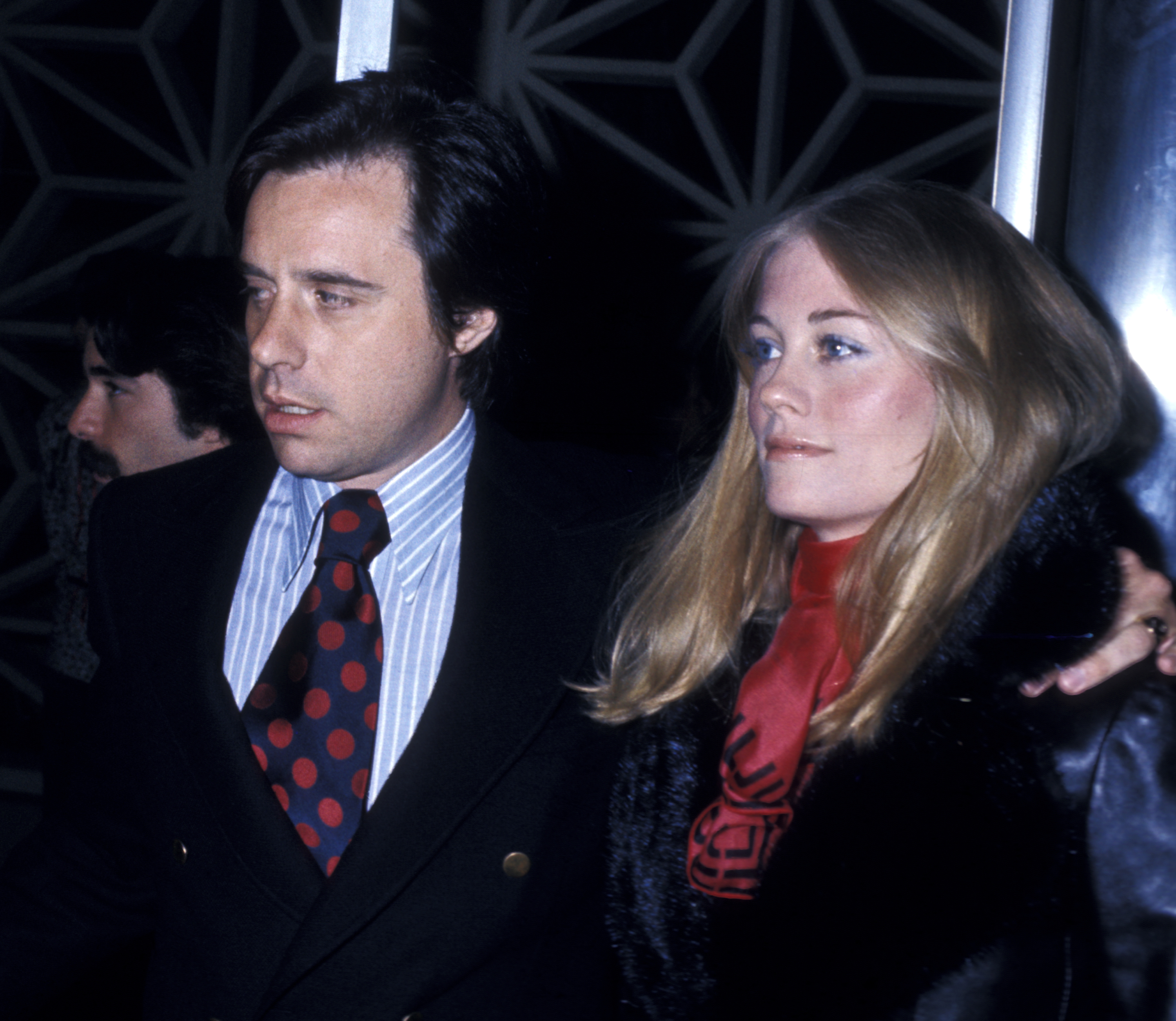 Peter Bogdanovich und Cybill Shephard bei der Premiere von "Paper Moon" am 9. April 1973 in Hollywood, Kalifornien. | Quelle: Getty Images