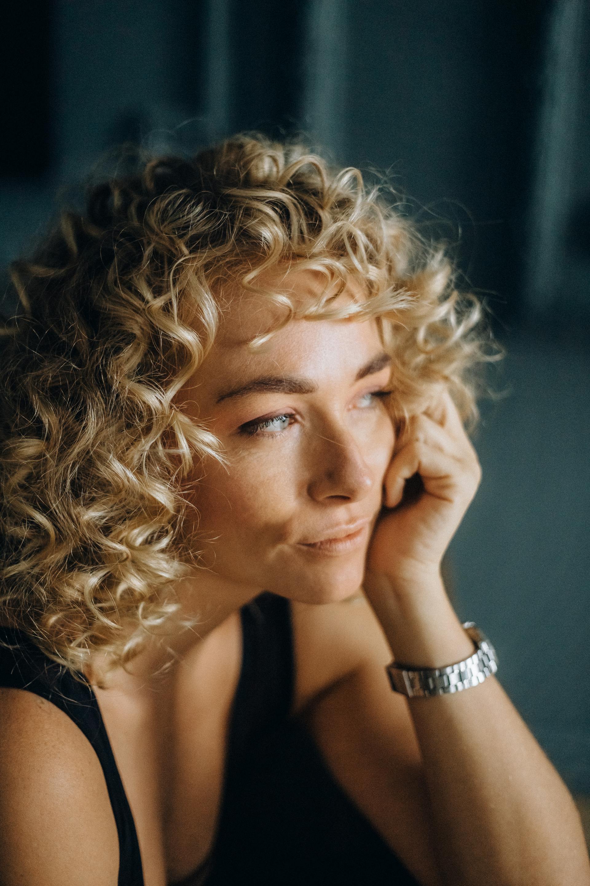 Eine Frau, die schwach lächelt | Quelle: Pexels