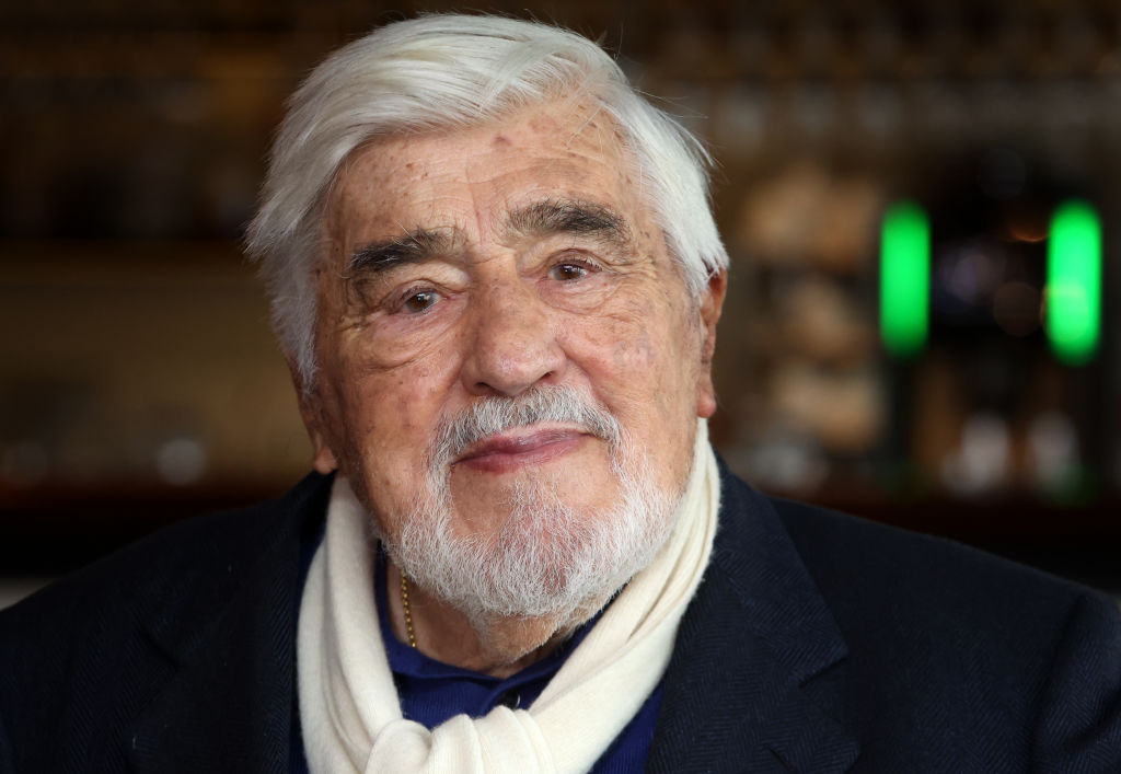 Der Schauspieler Mario Adorf sitzt vor der Matinee der technisch überarbeiteten 4K-Fassung von „Winnetou I“ im Café des Arri-Kinos. | Quelle: Getty Images